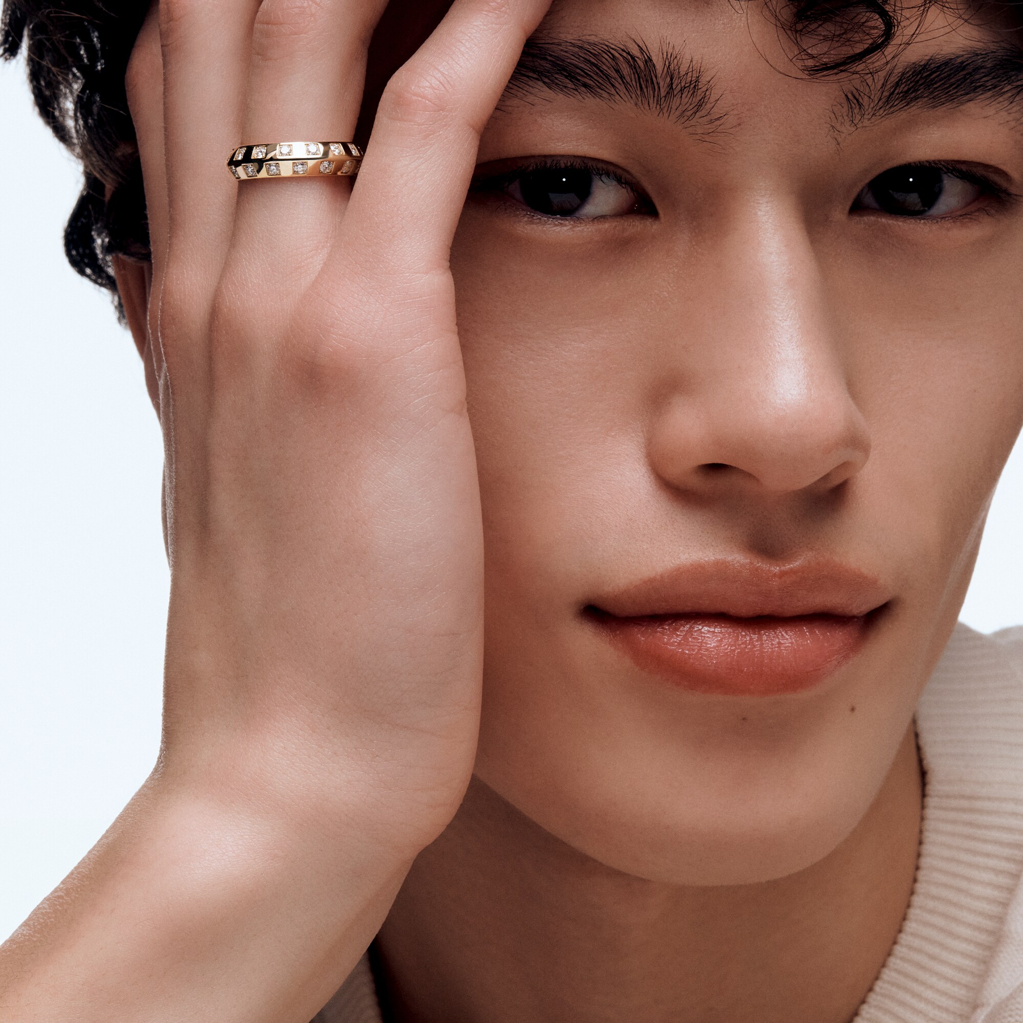 Le Damier de Louis Vuitton mittelgroßer Ring, Gelbgold und Diamanten  Schmuck Kategorien Ringe | LOUIS VUITTON (Zoom)