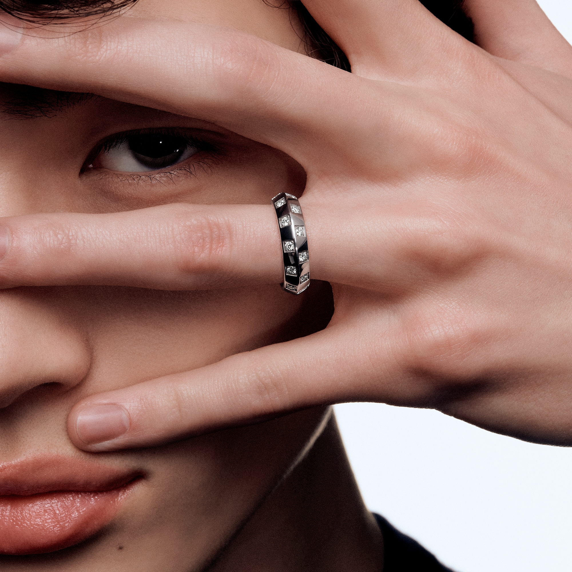 Le Damier de Louis Vuitton mittelgroßer Ring, Weißgold und Diamanten  Schmuck Kategorien Ringe | LOUIS VUITTON (Zoom)
