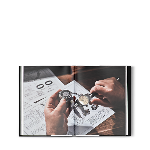 Louis Vuitton Tambour Trunks, Reisen und Wohnen Bücher und Schreibaccessoires Bücher | LOUIS VUITTON (Zoom)