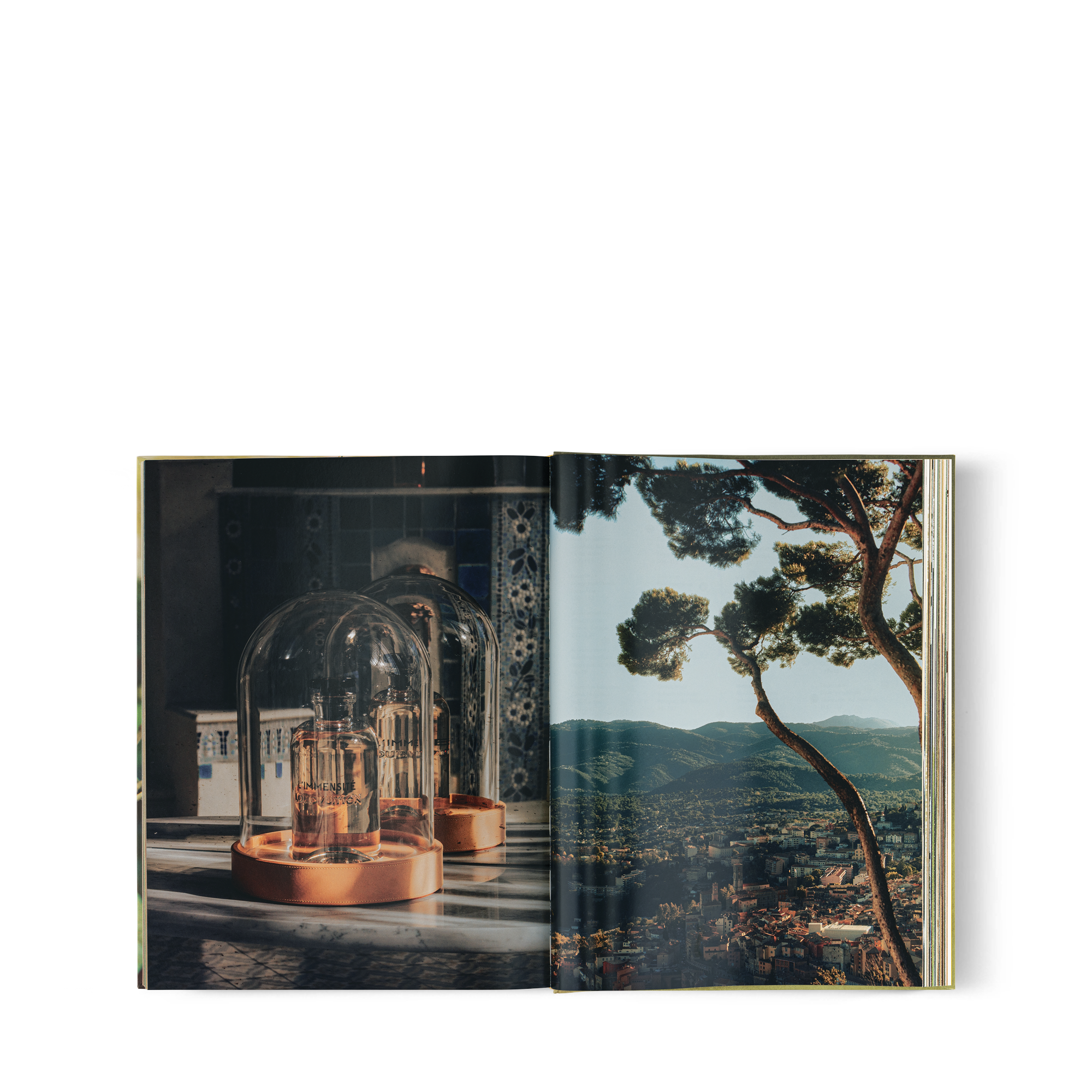 Louis Vuitton: A Perfume Atlas, englische Ausgabe  Trunks, Reisen und Wohnen Bücher und Schreibaccessoires Bücher | LOUIS VUITTON (Zoom)