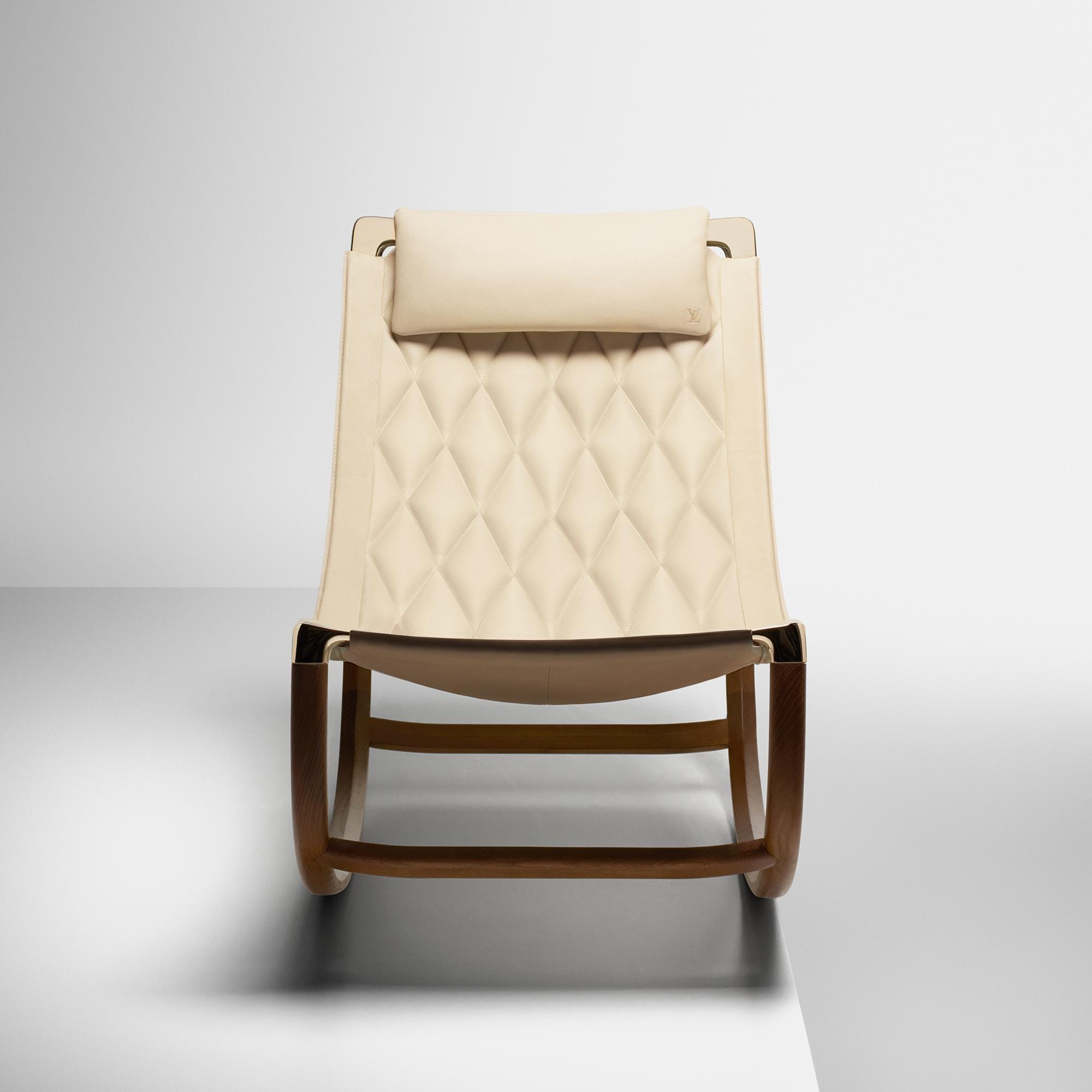 Lune Stuhl von Marcel Wanders  Trunks, Reisen und Wohnen Wohnen und Art of Dining Louis Vuitton Objets Nomades – Die Kollektion | LOUIS VUITTON (Zoom)