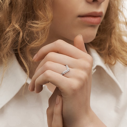 LV Diamonds diamantenbesetzter V Ring, Platin Schmuck Kategorien Wedding Bands | LOUIS VUITTON (Zoom)