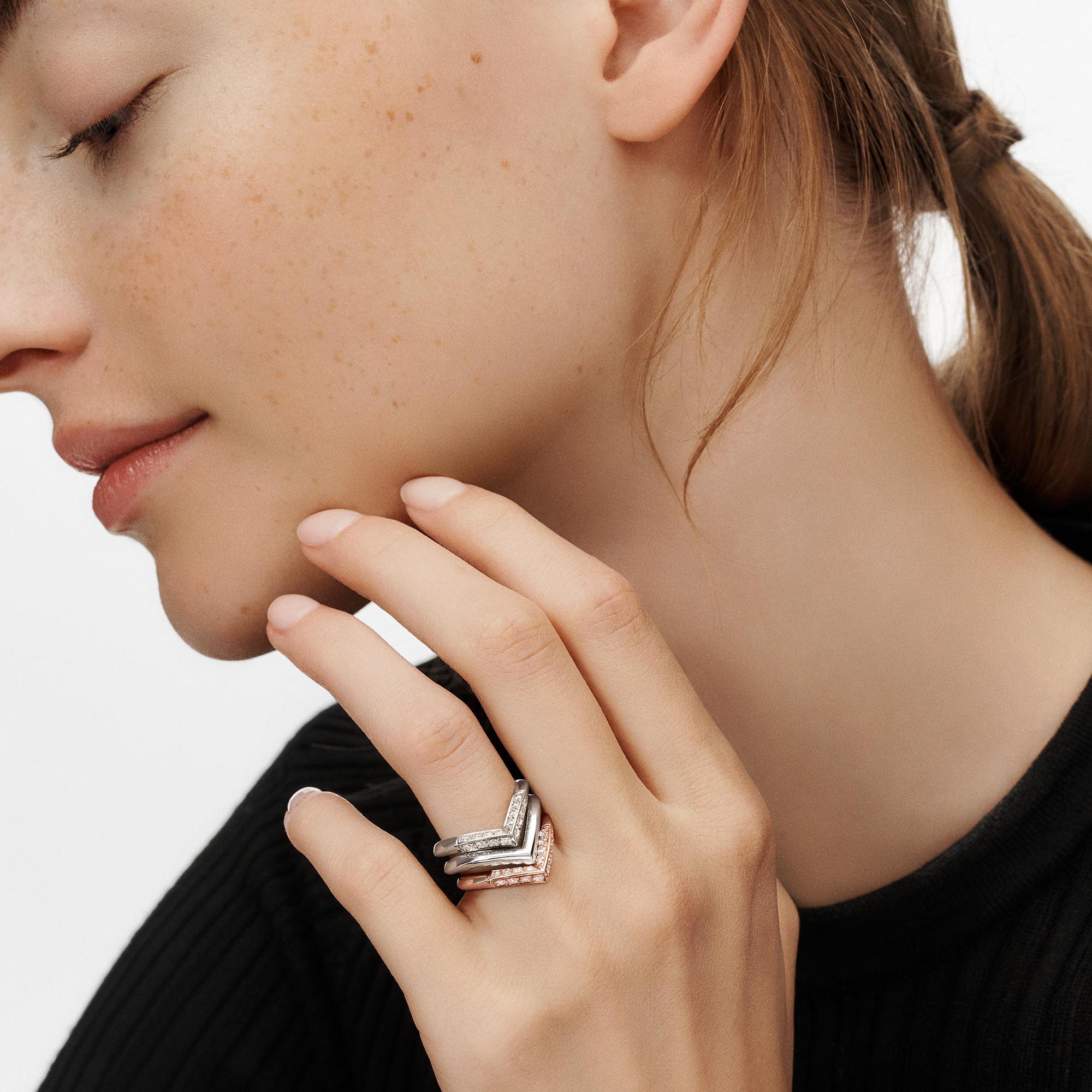 LV Diamonds diamantenbesetzter V Ring, Roségold  Schmuck Kategorien Wedding Bands | LOUIS VUITTON (Zoom)