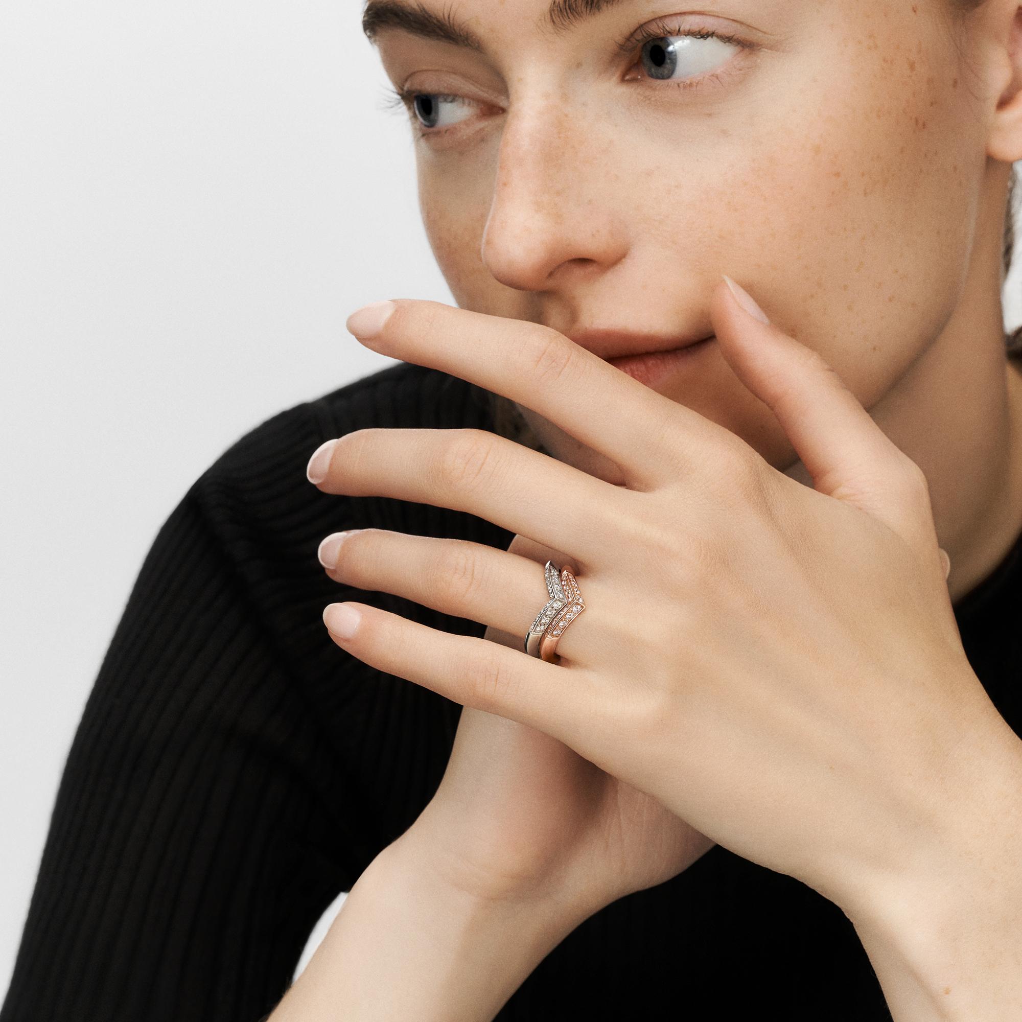 LV Diamonds diamantenbesetzter V Ring, Roségold  Schmuck Kategorien Wedding Bands | LOUIS VUITTON (Zoom)