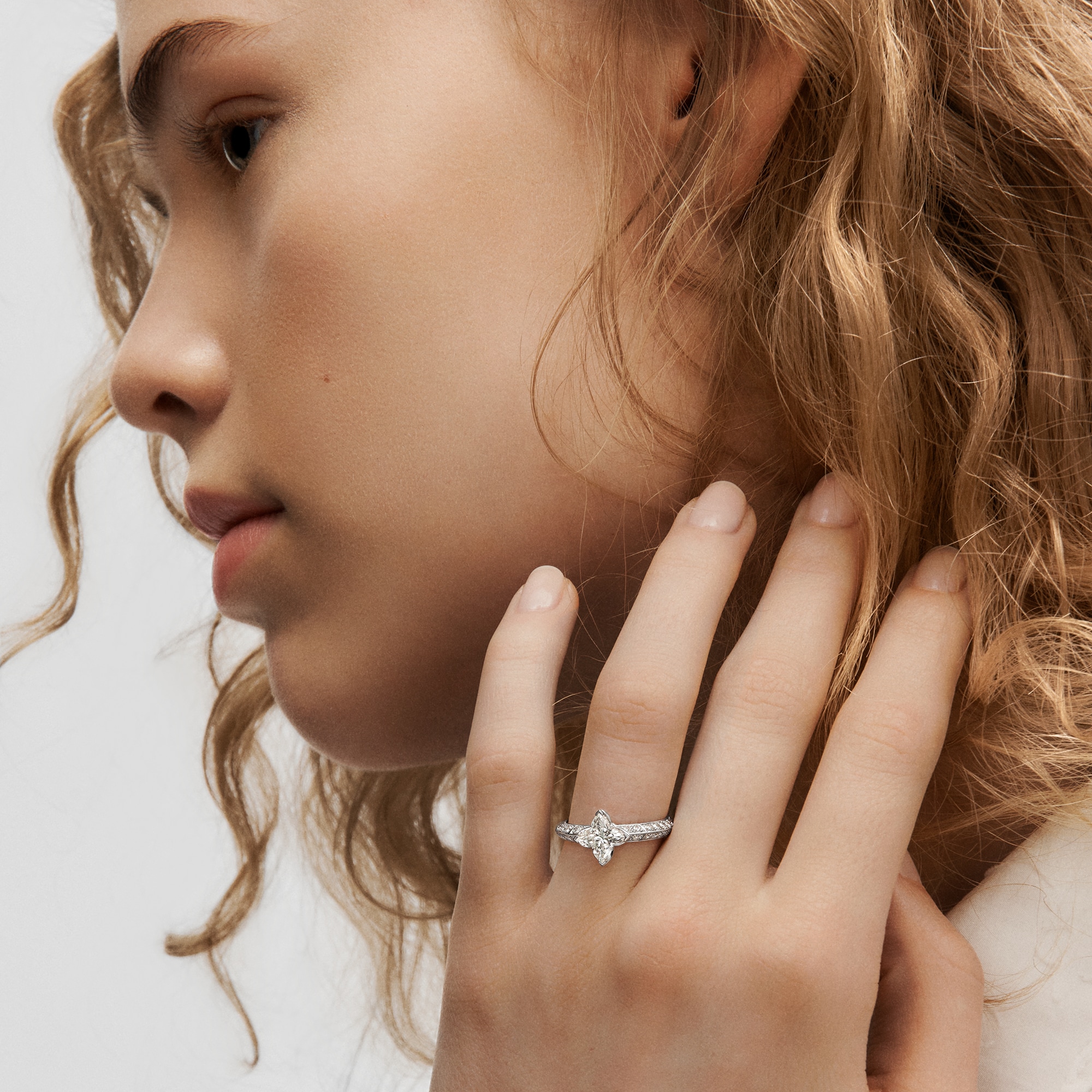 LV Diamonds Solitär-Ring mit Diamanten-Pavé, LV Monogram Sternschliff  Schmuck Kollektionen LV Diamonds | LOUIS VUITTON (Zoom)