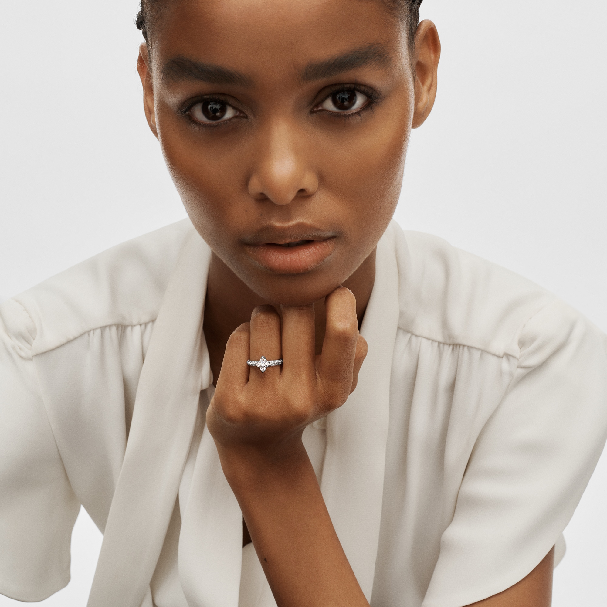 LV Diamonds Solitär-Ring mit Diamanten-Pavé, LV Monogram Sternschliff  Schmuck Kollektionen LV Diamonds | LOUIS VUITTON (Zoom)