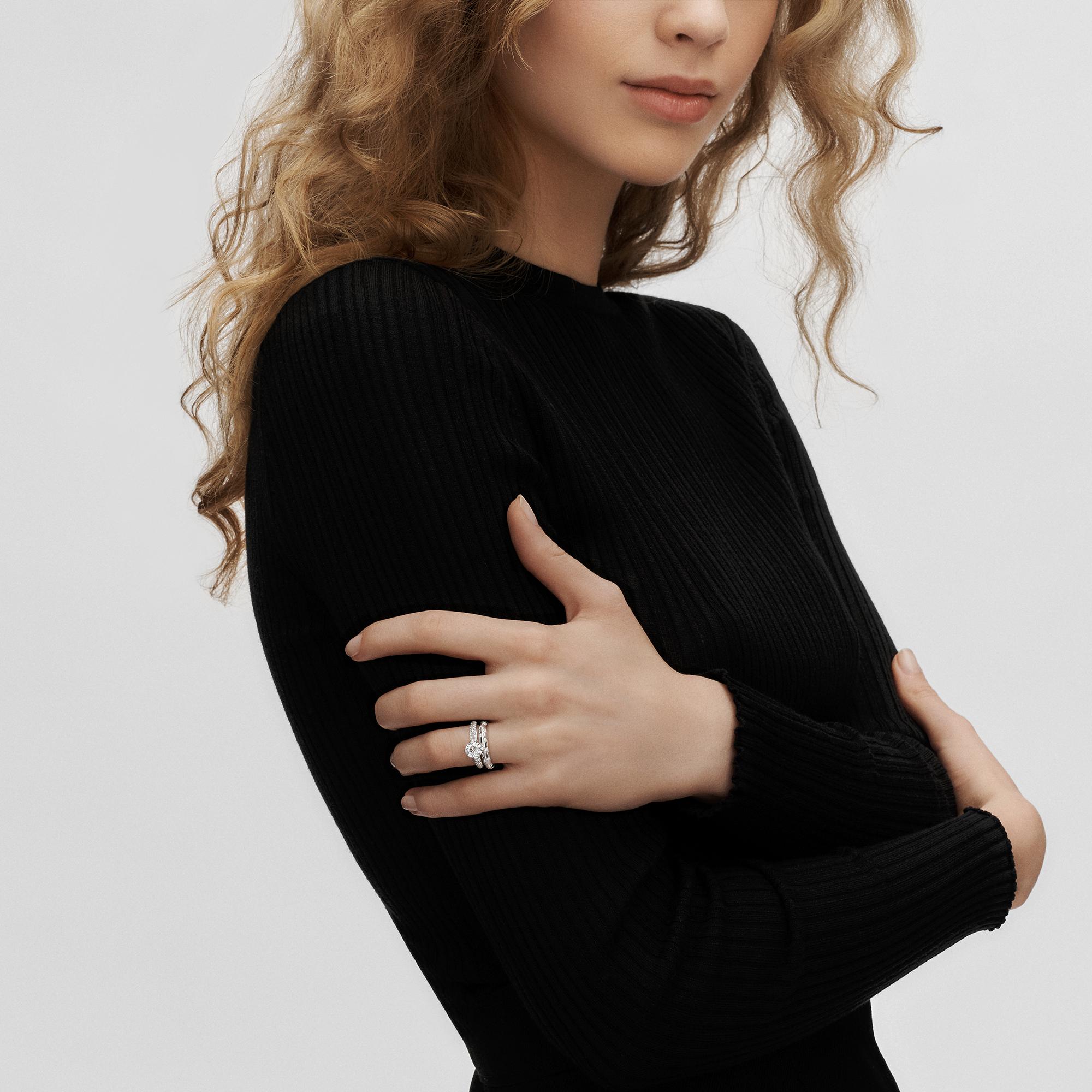 LV Diamonds Solitär-Ring mit Diamanten-Pavé, runder Brillantschliff  Schmuck Kollektionen LV Diamonds | LOUIS VUITTON (Zoom)