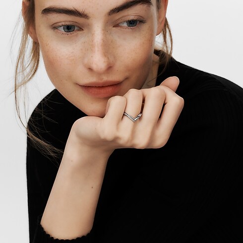 LV Diamonds V Ring, Platin Schmuck Kategorien Wedding Bands | LOUIS VUITTON (Zoom)