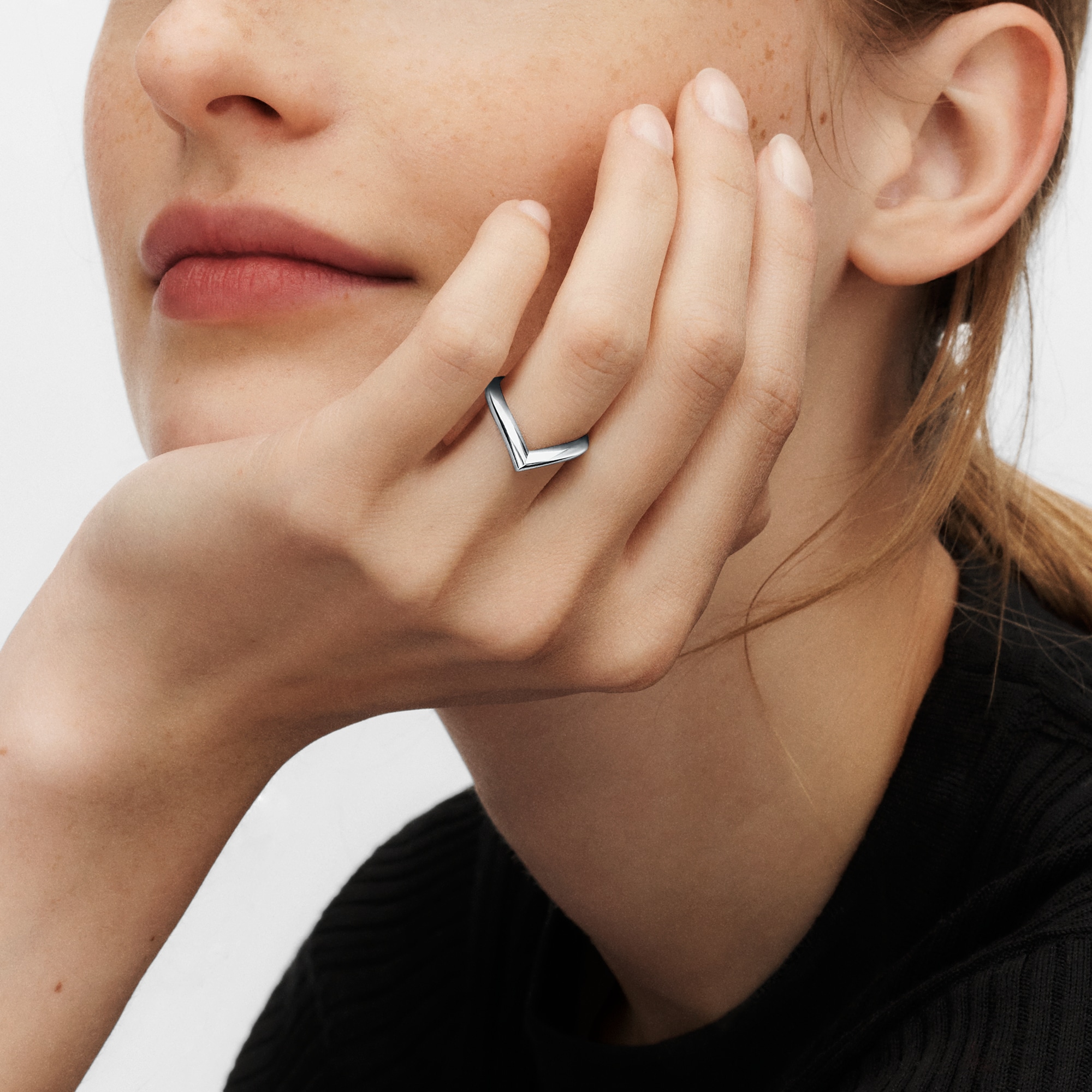 LV Diamonds V Ring, Platin  Schmuck Kategorien Wedding Bands | LOUIS VUITTON (Zoom)