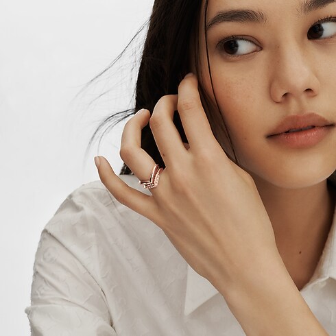 LV Diamonds V Ring, Roségold Schmuck Kategorien Wedding Bands | LOUIS VUITTON (Zoom)