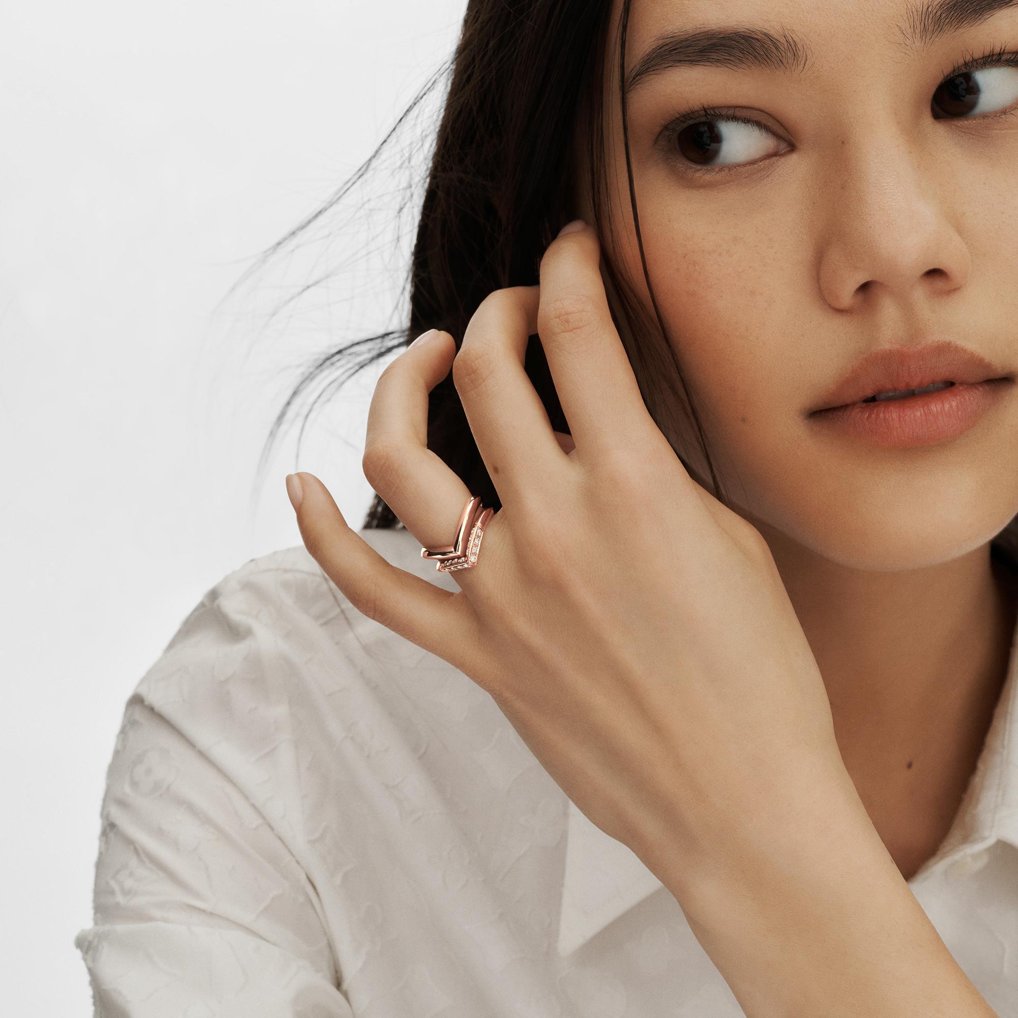 LV Diamonds V Ring, Roségold  Schmuck Kategorien Wedding Bands | LOUIS VUITTON (Zoom)