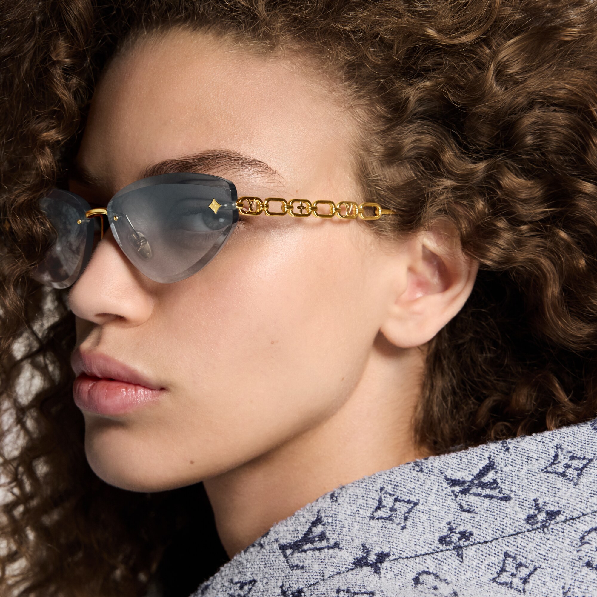 LV Jewel Low Cat Eye Sonnenbrille S00 Damen Accessoires Sonnenbrillen | LOUIS VUITTON (Zoom)