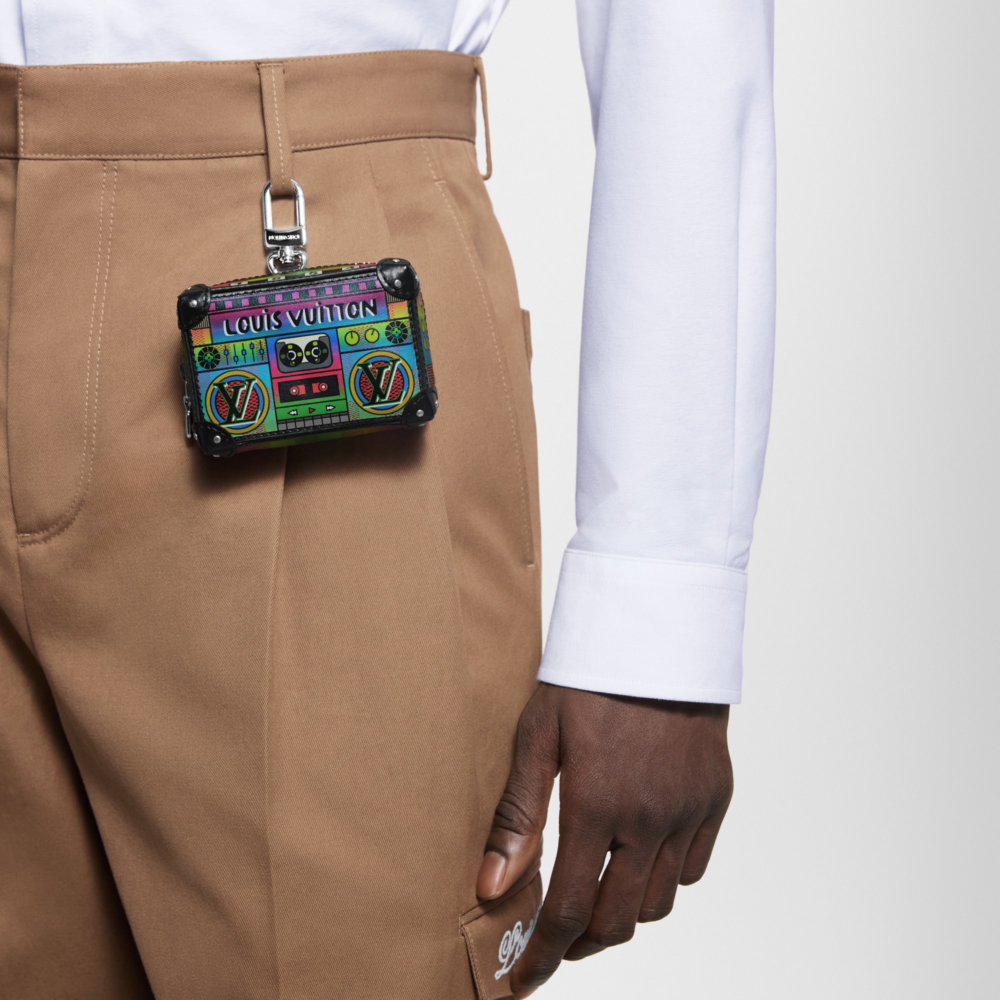 LV Stereo Taschenschmuck S00 Herren Accessoires Schlüsselanhänger und Taschenschmuck | LOUIS VUITTON (Zoom)