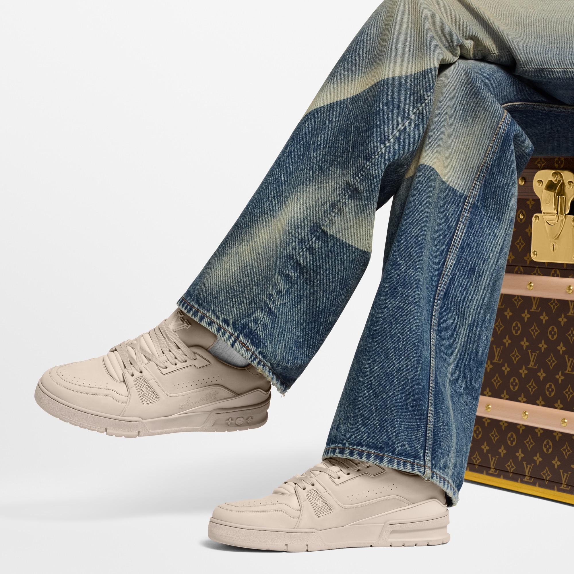 LV Trainer Distressed Sneaker  Herren Schuhe Sneakers | LOUIS VUITTON (Zoom)