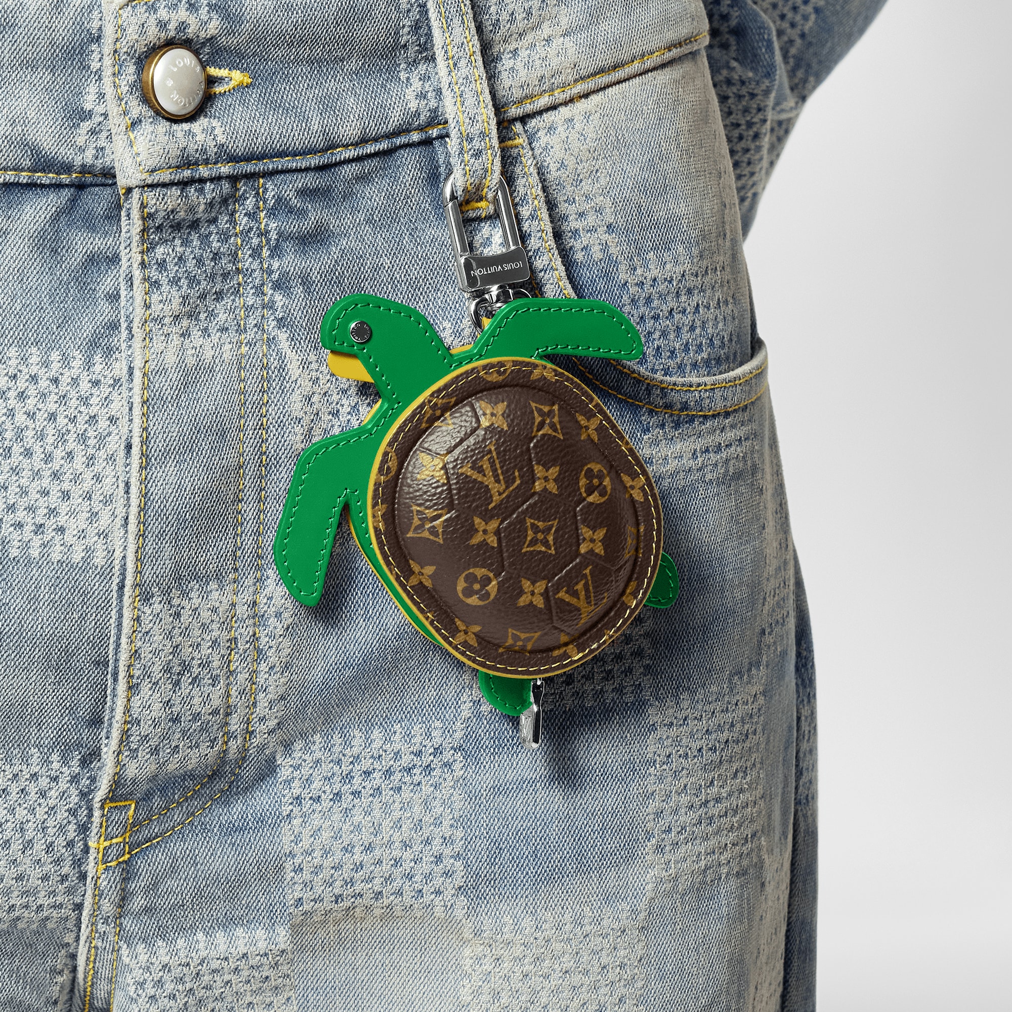 LV Turtle Pouch Taschenschmuck S00 Herren Accessoires Schlüsselanhänger und Taschenschmuck | LOUIS VUITTON (Zoom)