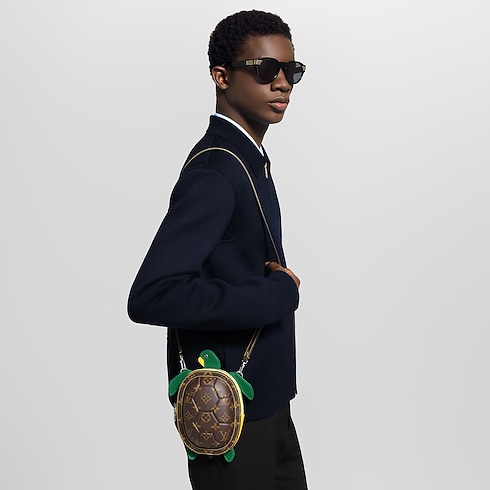 LV Turtle Wearable Geldbörse Weitere Monogram Canvas Varianten Herren Geldbörsen und Kleinlederwaren Mini Bags | LOUIS VUITTON (Zoom)