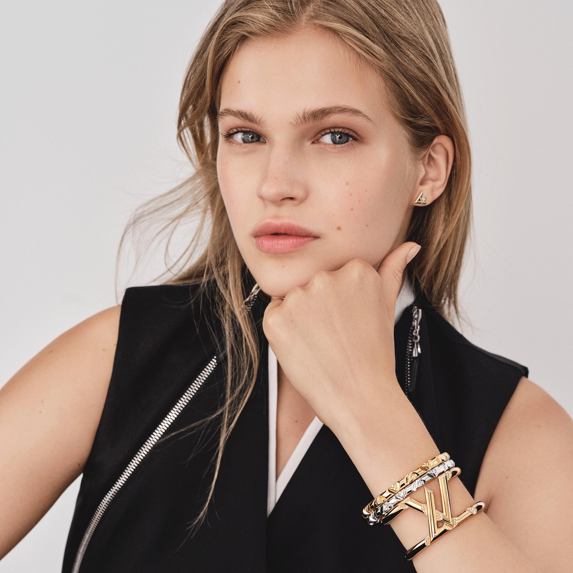 LV Volt One Armreif, Gelbgold und Diamanten  Schmuck Kategorien Alle Schmuckstücke | LOUIS VUITTON (Zoom)