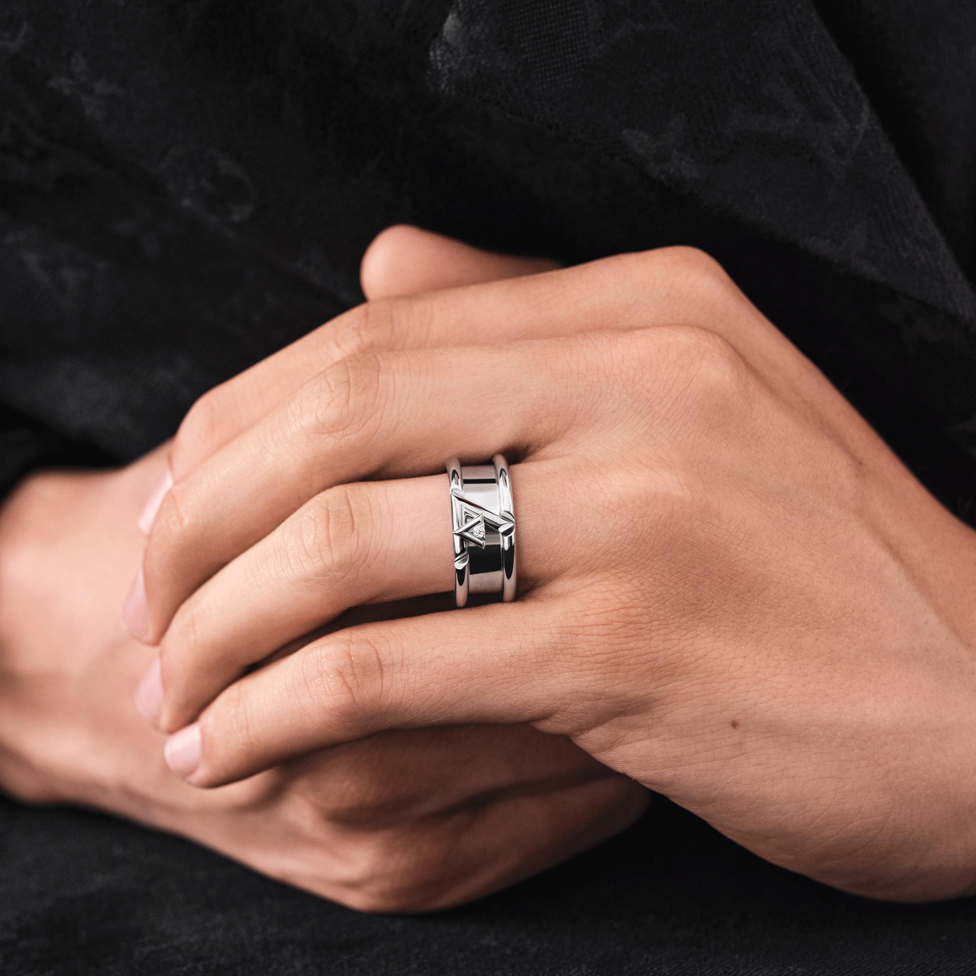 LV Volt One Ring, Weißgold und Diamant  Schmuck Kategorien Alle Schmuckstücke | LOUIS VUITTON (Zoom)