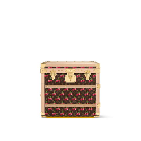 LV x TM Courrier Lozine Carré Cherry Autres Toiles Monogram Trunks, Reisen und Wohnen Trunks und Koffer Trunks und Reisegepäck | LOUIS VUITTON (Zoom)