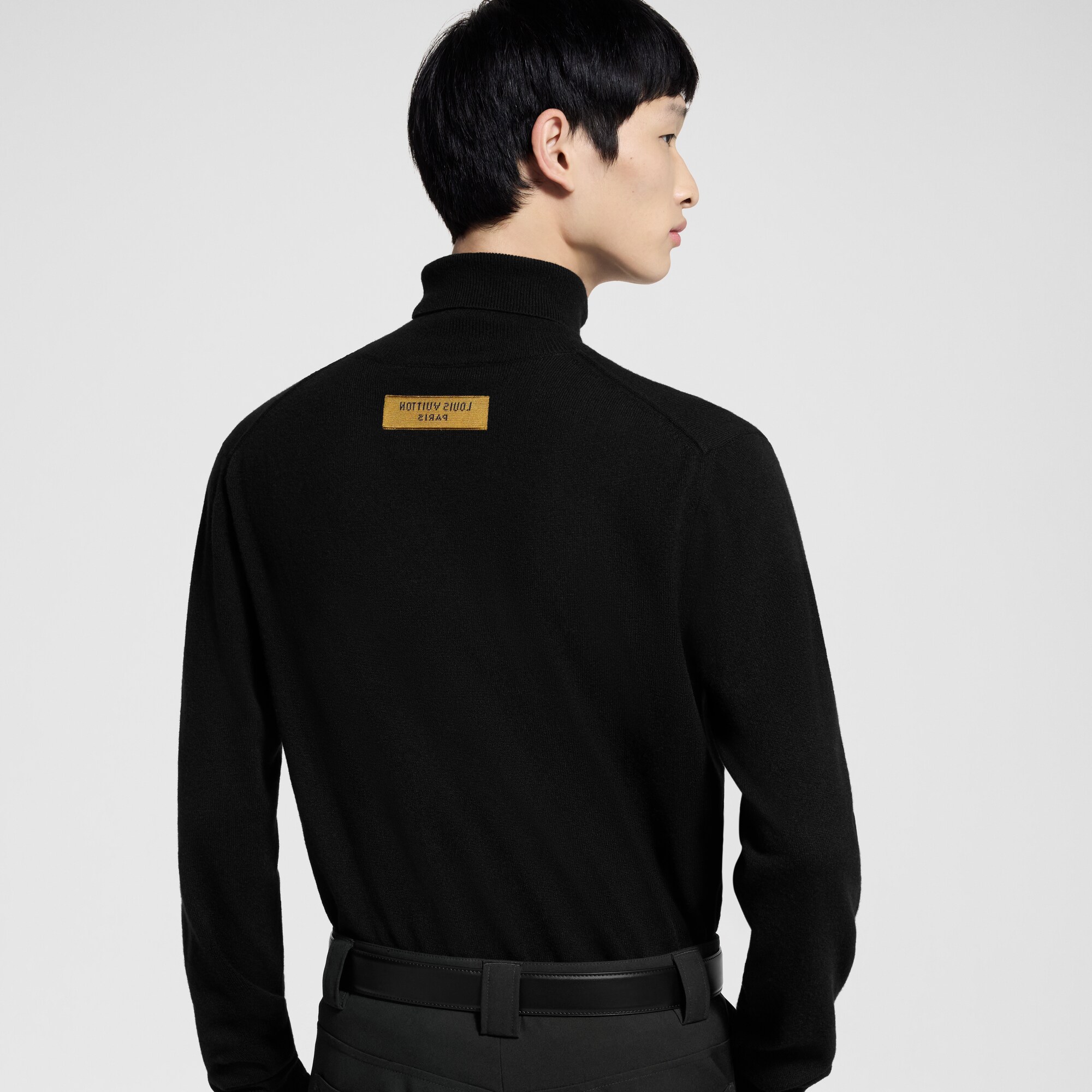LVSE Rollkragenpullover mit LV als Prägung  Neuheiten Holiday Geschenkideen für Ihn | LOUIS VUITTON (Zoom)