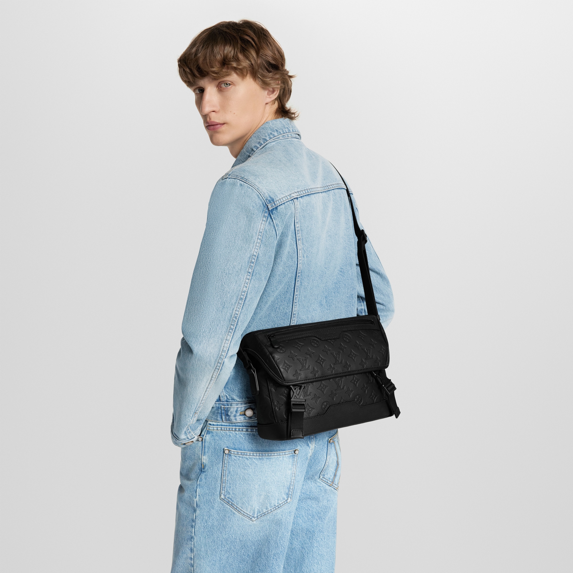 Messenger Voyager PM Monogram Shadow Herren Taschen Alle Kollektionen | LOUIS VUITTON (Zoom)