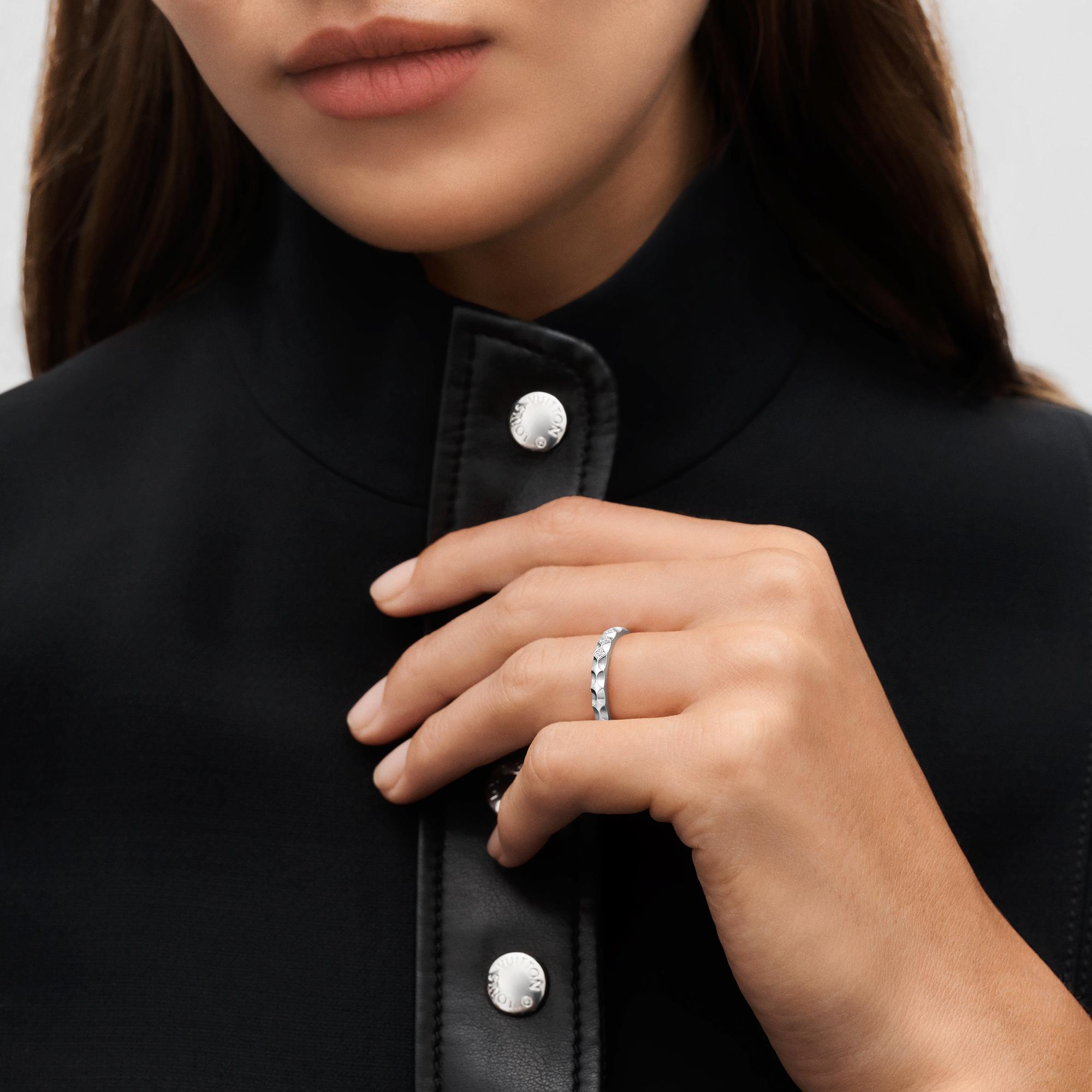 Monogram Infini Trauring aus Weißgold mit drei Diamanten im Prinzess-Schliff  Schmuck Kategorien Schmuck Personalisierung | LOUIS VUITTON (Zoom)