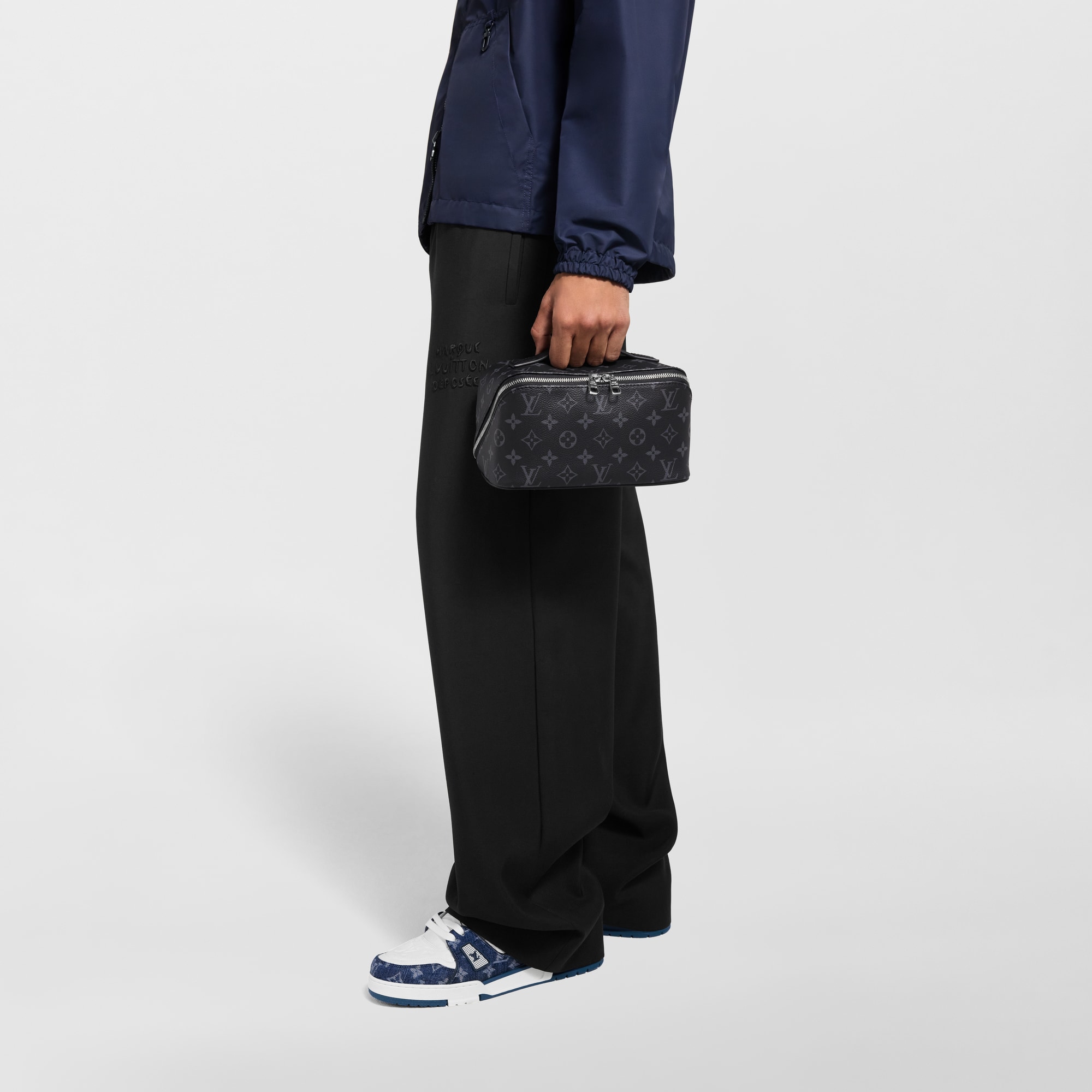 Poche Toilette Monogram Eclipse Canvas Herren Reisegepäck Reiseaccessoires | LOUIS VUITTON (Zoom)