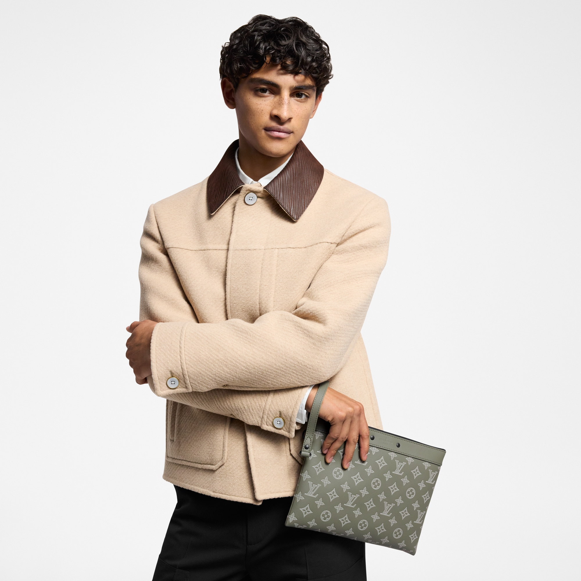 Pochette To-Go Monogram Shadow Herren Reisegepäck Reiseaccessoires | LOUIS VUITTON (Zoom)