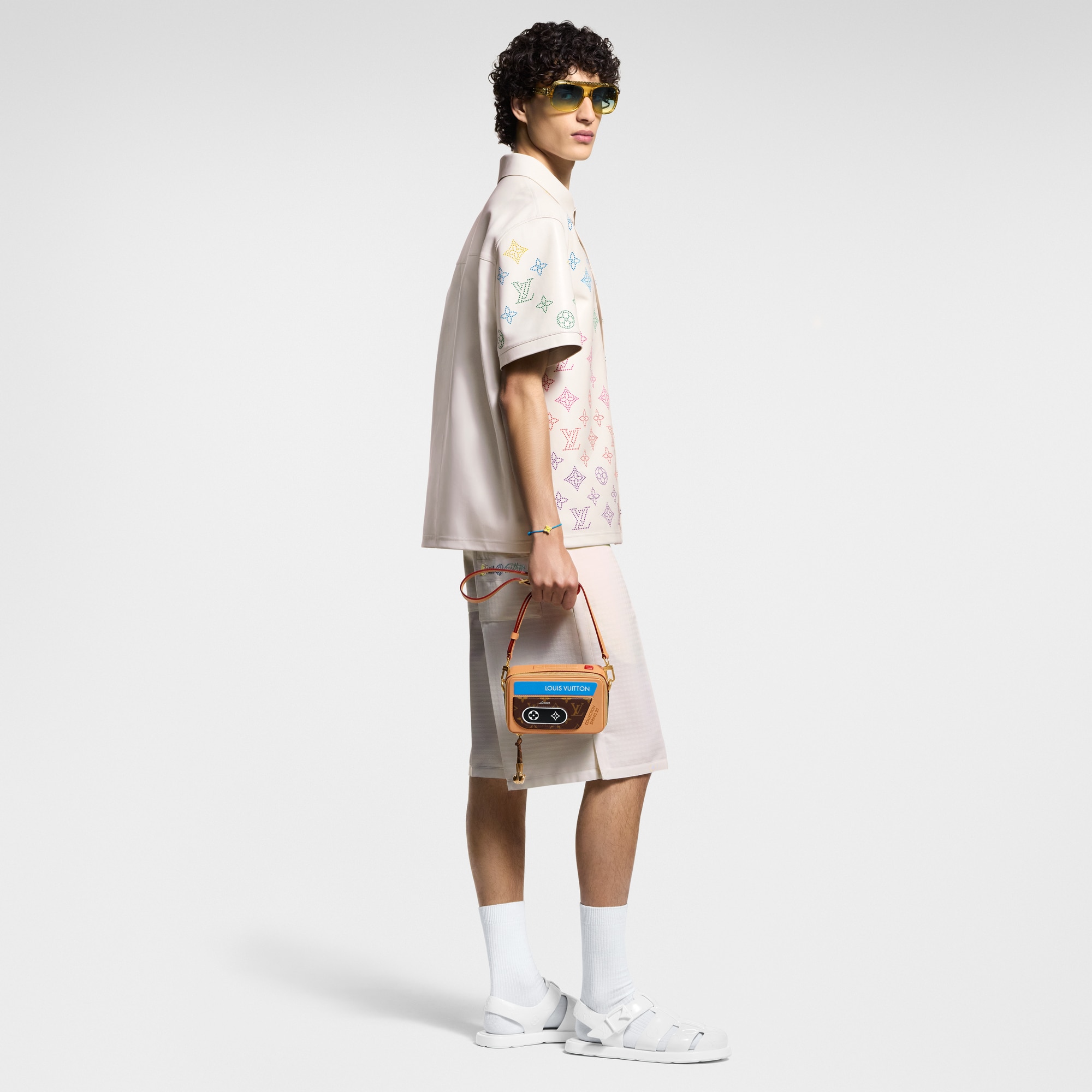 Polohemd aus Leder mit perforierten Details und Monogram-Blüte  Herren Ready to Wear Hemden | LOUIS VUITTON (Zoom)
