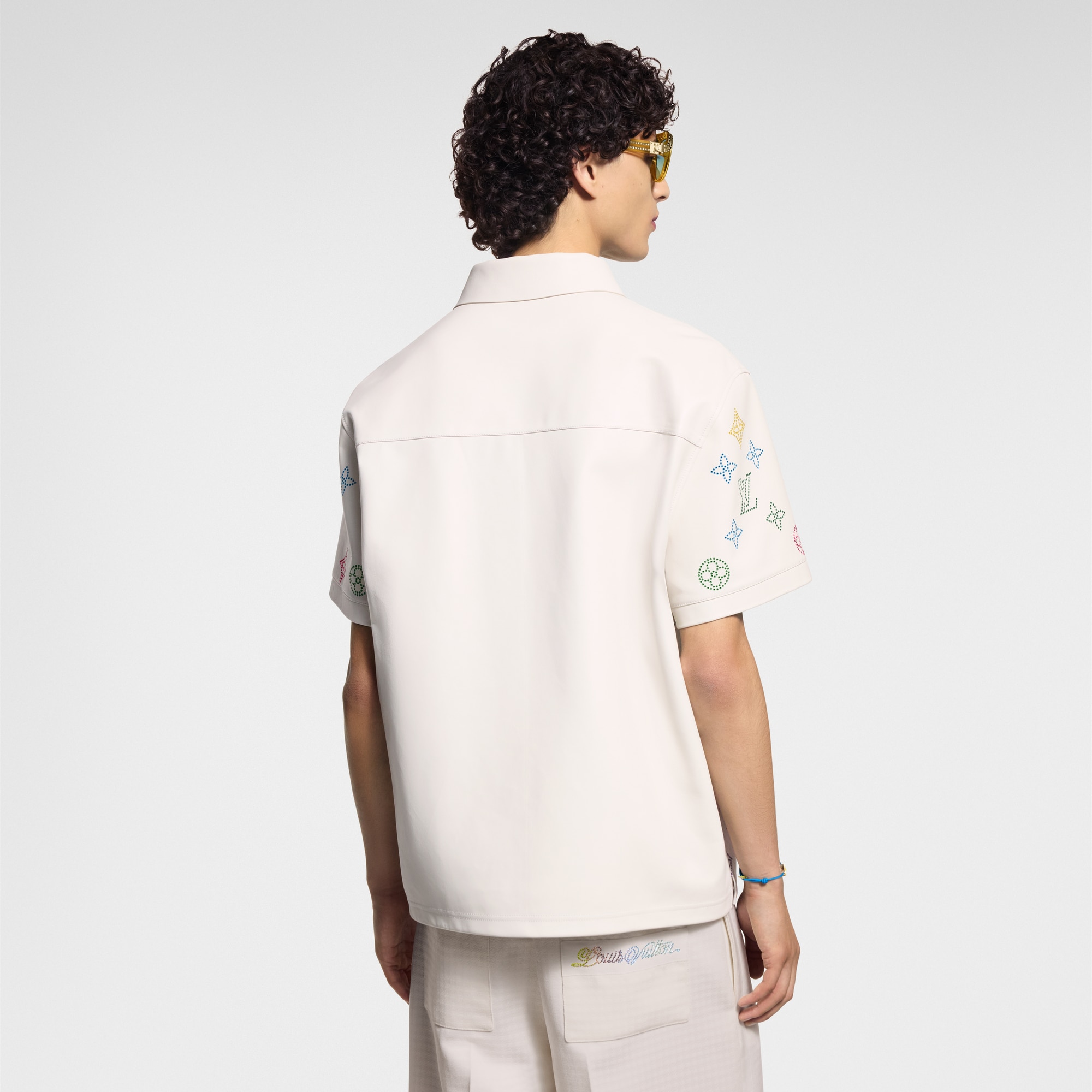 Polohemd aus Leder mit perforierten Details und Monogram-Blüte  Herren Ready to Wear Hemden | LOUIS VUITTON (Zoom)