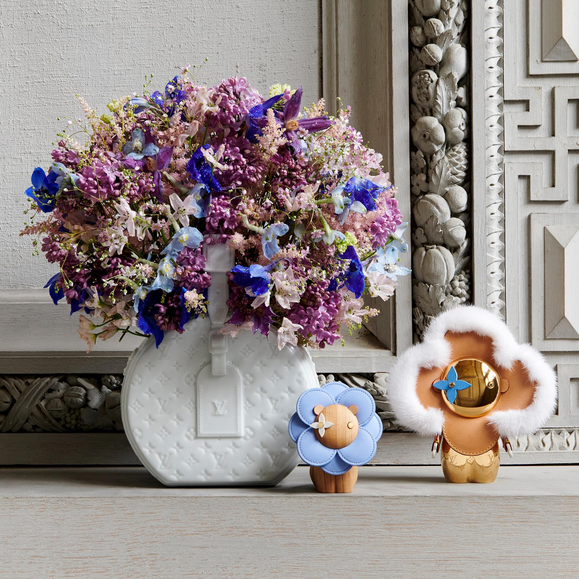 Porzellan-Vase Petite Boite Chapeau Monogram Canvas Trunks, Reisen und Wohnen Highlights Art de Vivre Kampagne | LOUIS VUITTON (Zoom)