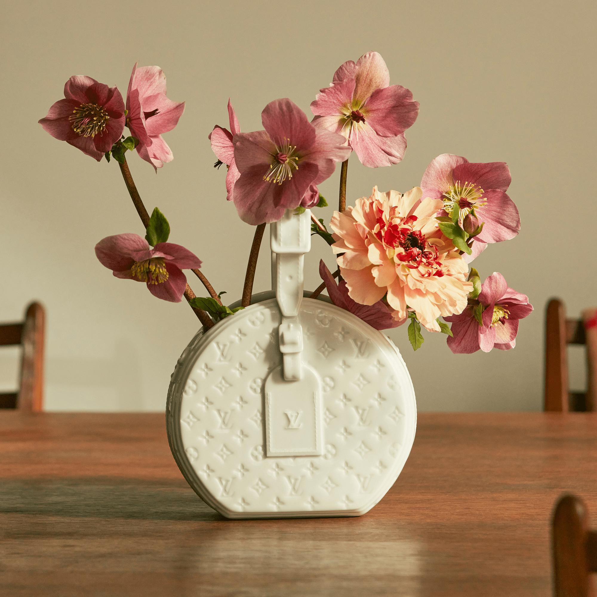 Porzellan-Vase Petite Boite Chapeau Monogram Canvas Trunks, Reisen und Wohnen Highlights Art de Vivre Kampagne | LOUIS VUITTON (Zoom)