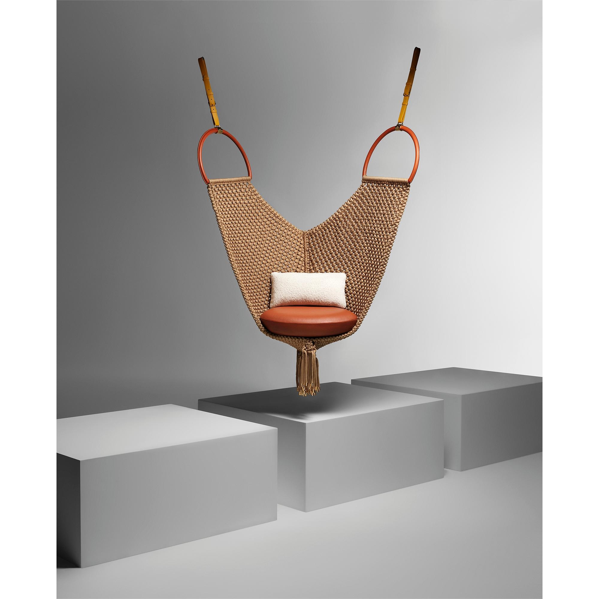 Schaukelstuhl von Patricia Urquiola  Trunks, Reisen und Wohnen Wohnen und Art of Dining Designmöbel | LOUIS VUITTON (Zoom)