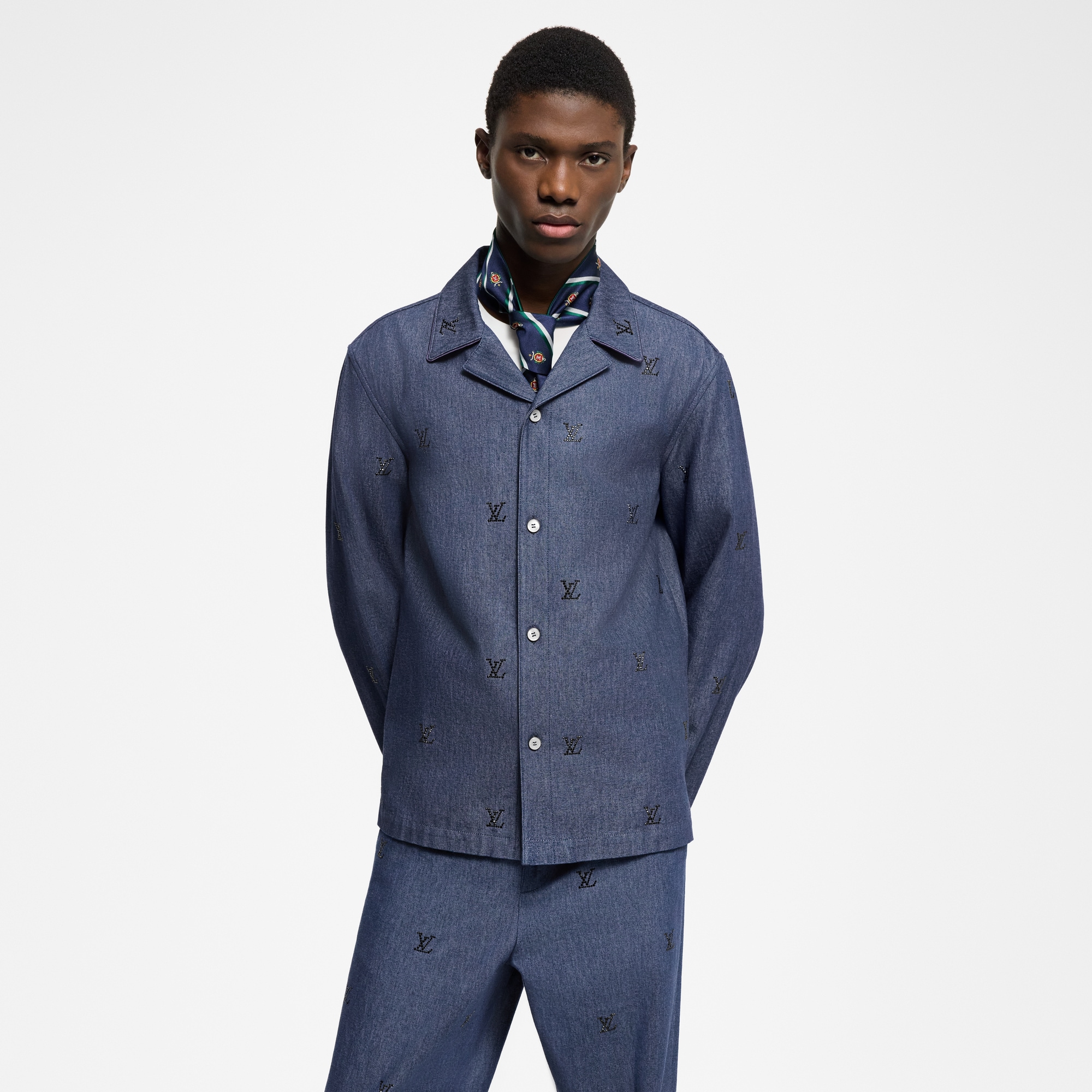 Schlafanzugoberteil aus Denim mit Verzierungen und LV Blason-Motiv  Herren Ready to Wear Hemden | LOUIS VUITTON (Zoom)