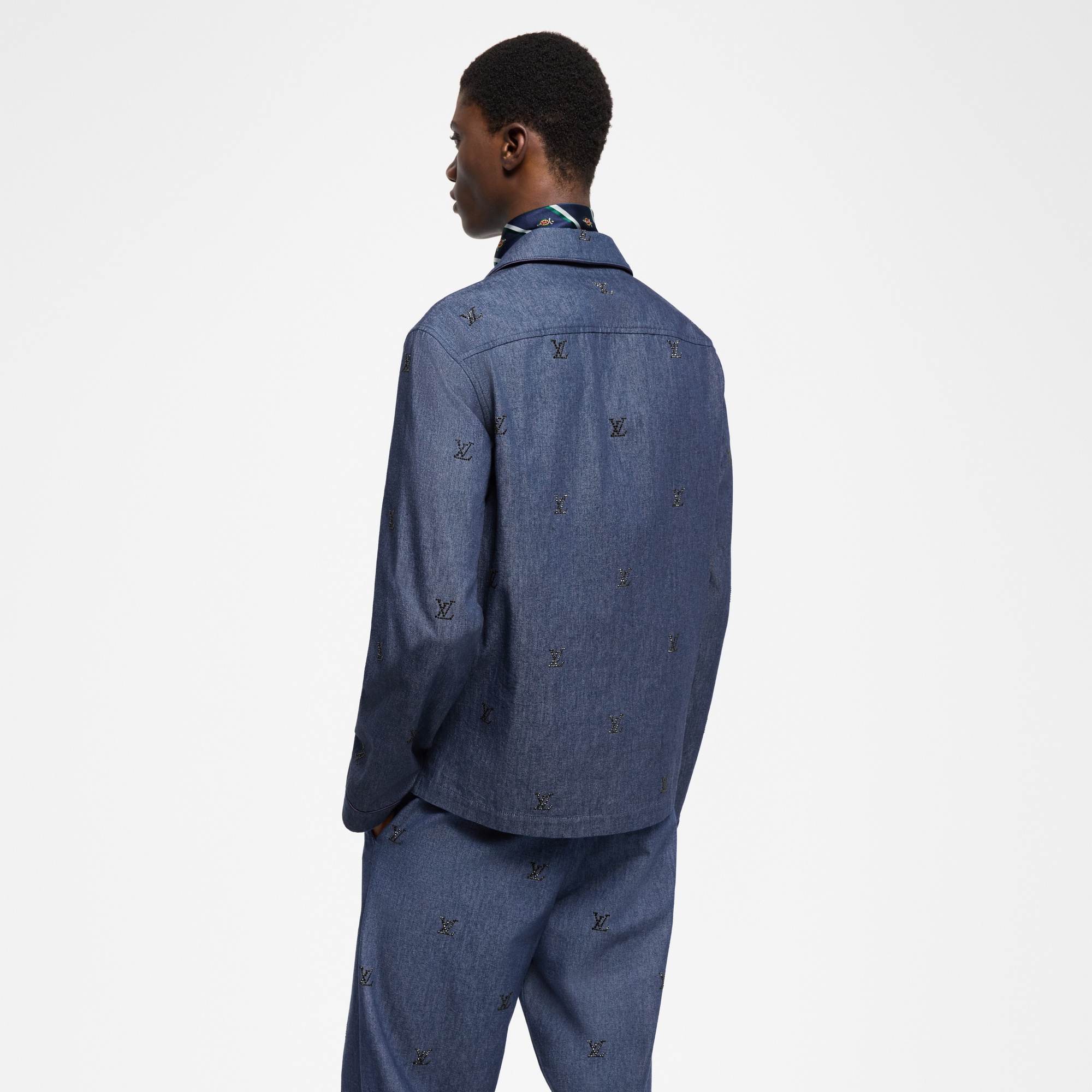Schlafanzugoberteil aus Denim mit Verzierungen und LV Blason-Motiv  Herren Ready to Wear Hemden | LOUIS VUITTON (Zoom)