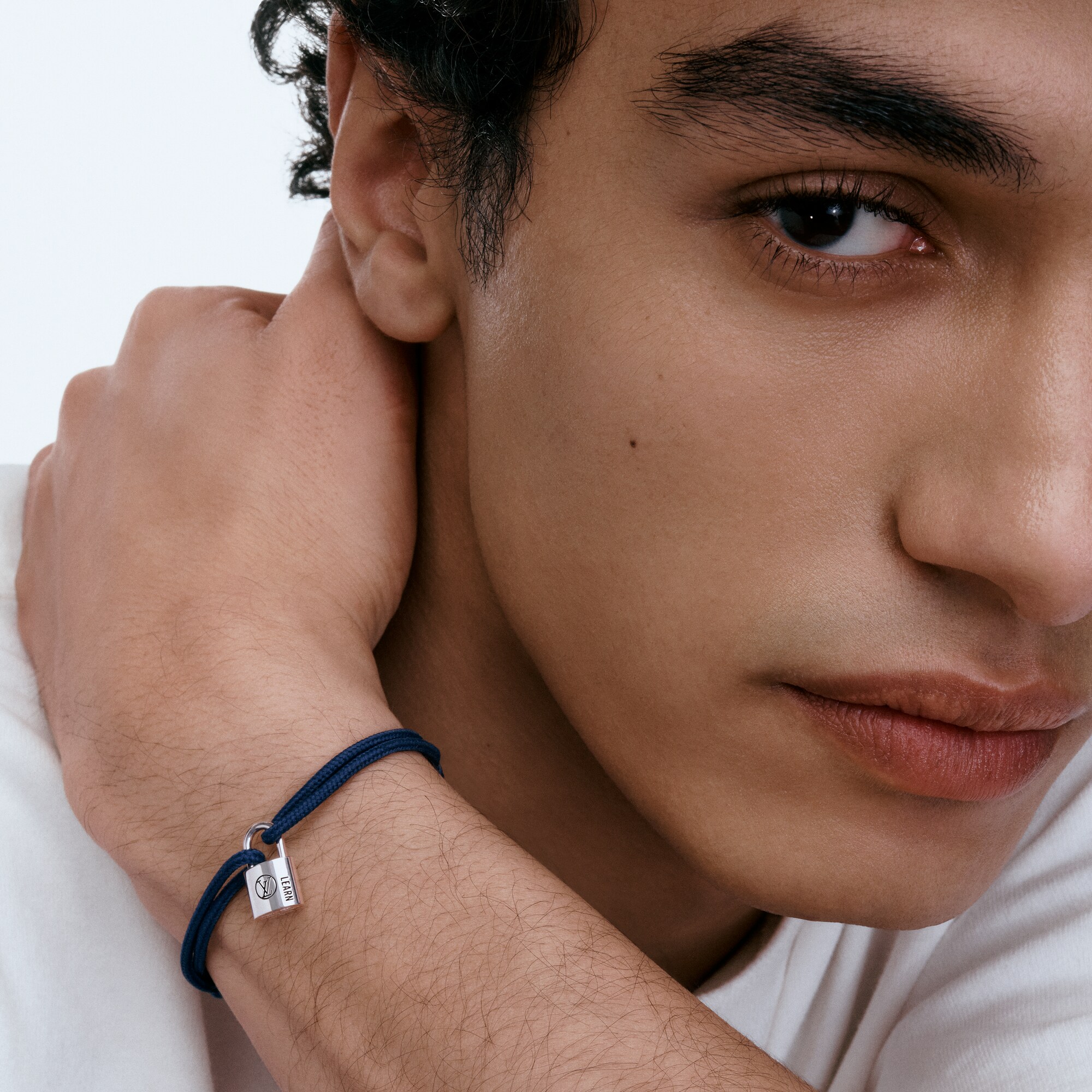 Silver Lockit Armband, Sterlingsilber, schwarzer Lack, blaue Schnur aus Polyester  Schmuck Kategorien Armbänder | LOUIS VUITTON (Zoom)