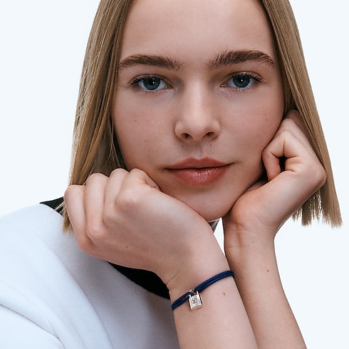 Silver Lockit Armband, Sterlingsilber, schwarzer Lack, blaue Schnur aus Polyester Schmuck Kategorien Armbänder | LOUIS VUITTON (Zoom)