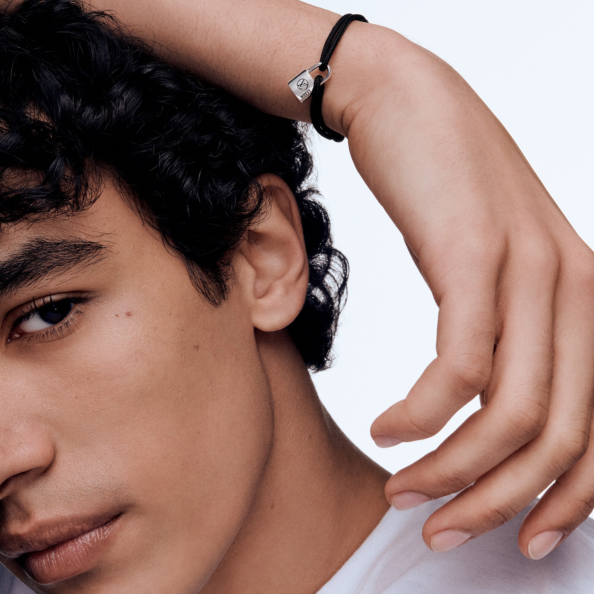 Silver Lockit Armband, Sterlingsilber, schwarzer Lack, schwarze Schnur aus Polyester  Jewelry Kategorien Armbänder | LOUIS VUITTON (Zoom)