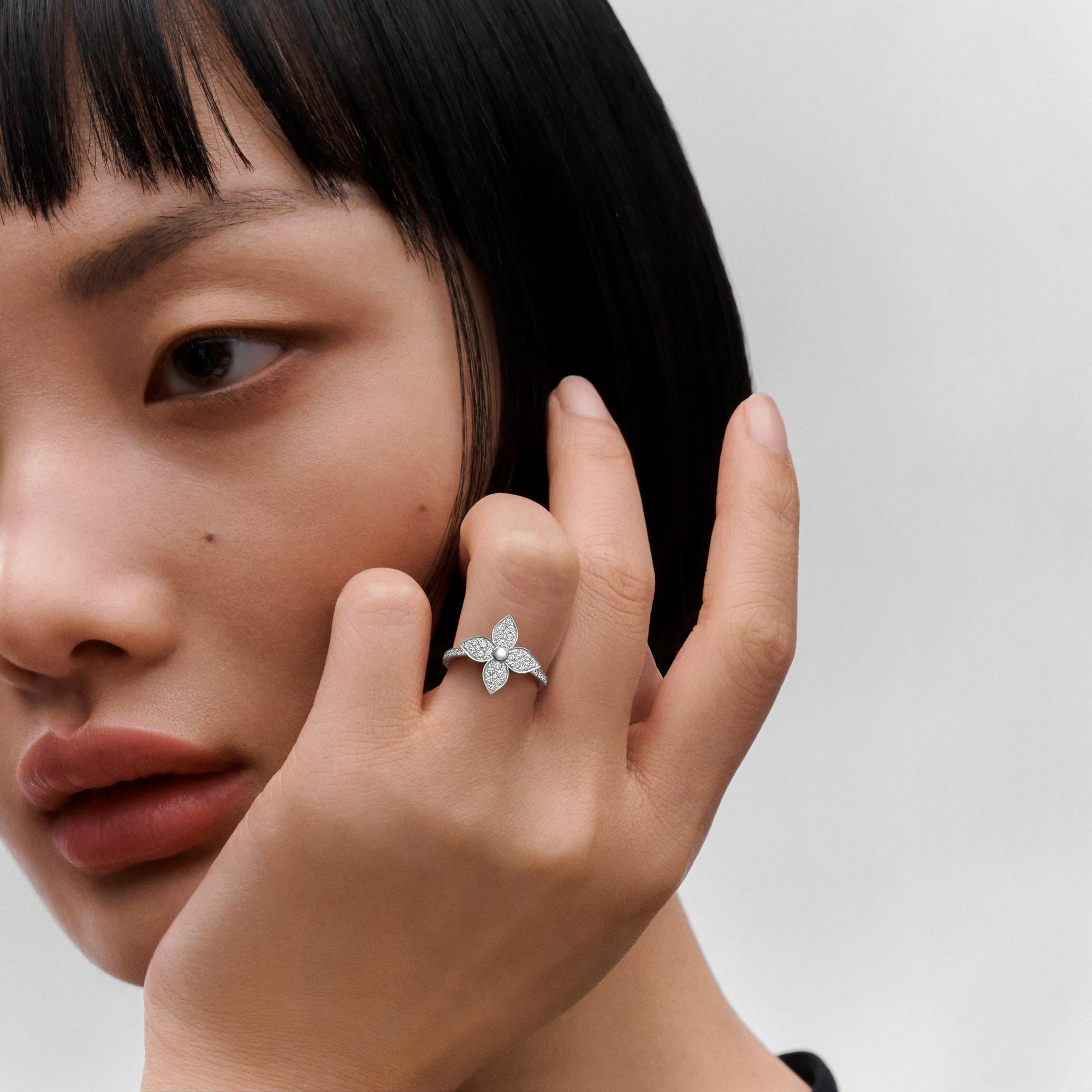 Star Blossom Ring, Weißgold und Diamanten  Schmuck Kategorien Alle Schmuckstücke | LOUIS VUITTON (Zoom)