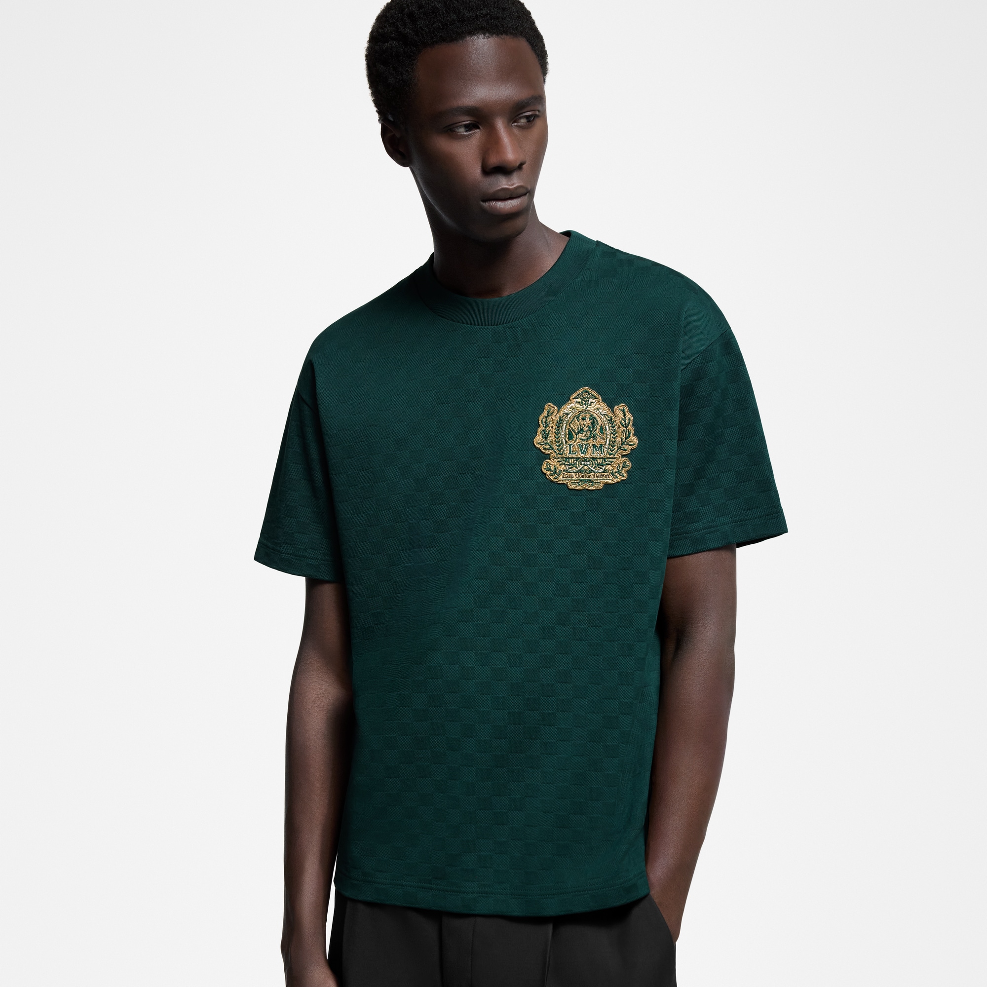 T-Shirt aus Baumwolle mit Aufnäher und Signaturen  Herren Ready to Wear T-Shirts und Poloshirts | LOUIS VUITTON (Zoom)