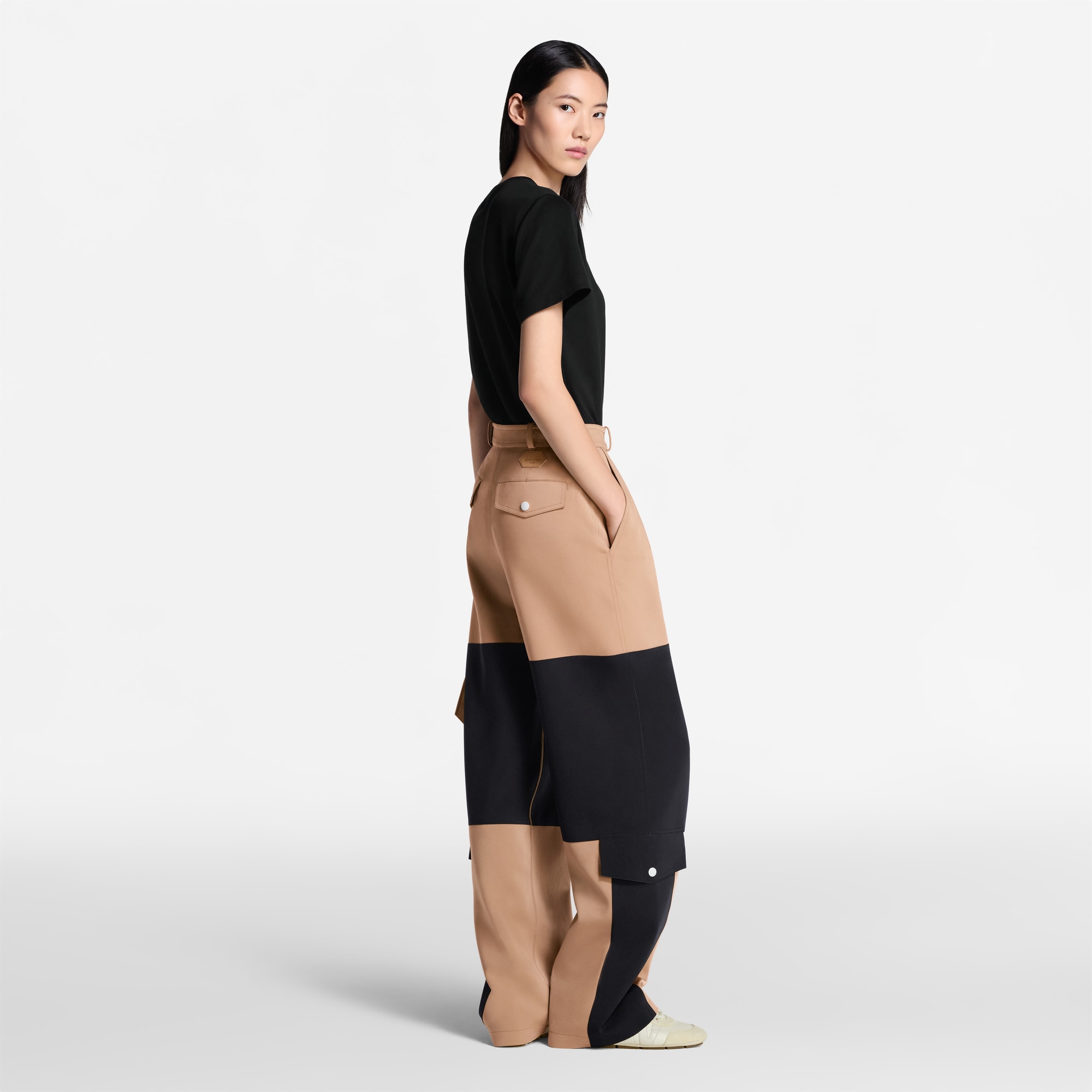 T-Shirt mit kursiver Signatur  Damen Ready to Wear Tops | LOUIS VUITTON (Zoom)