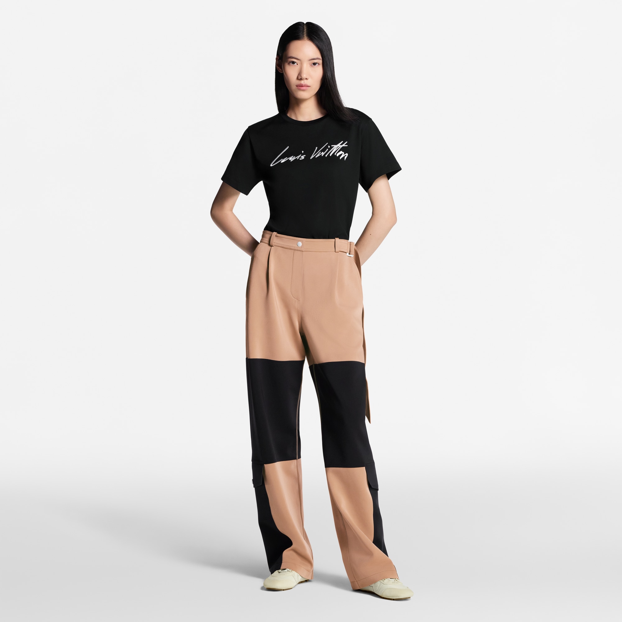 T-Shirt mit kursiver Signatur  Damen Ready to Wear Tops | LOUIS VUITTON (Zoom)