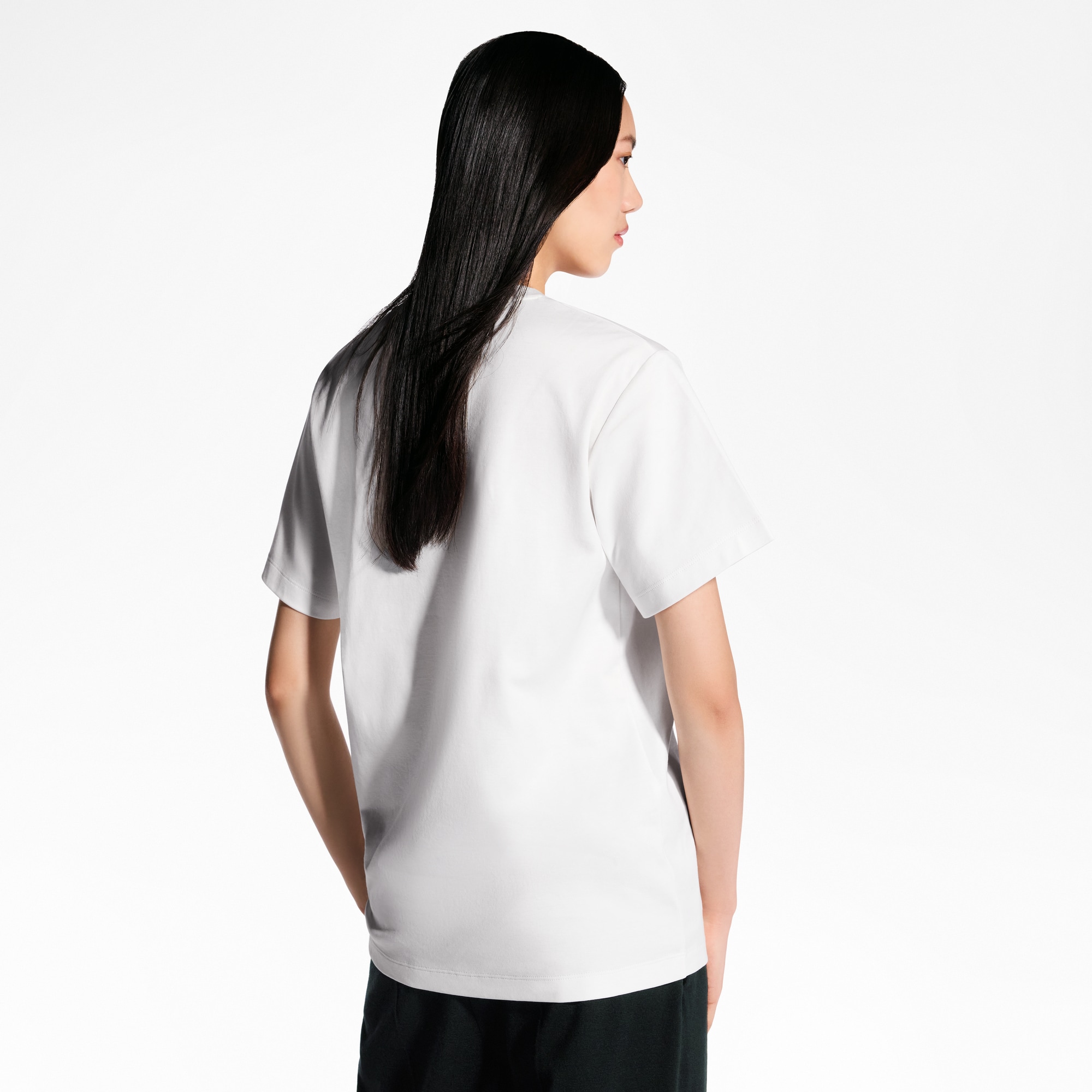 T-Shirt mit Motiv aus Reise-Patches und Louis Vuitton Paris Signatur  Damen Ready to Wear Tops | LOUIS VUITTON (Zoom)