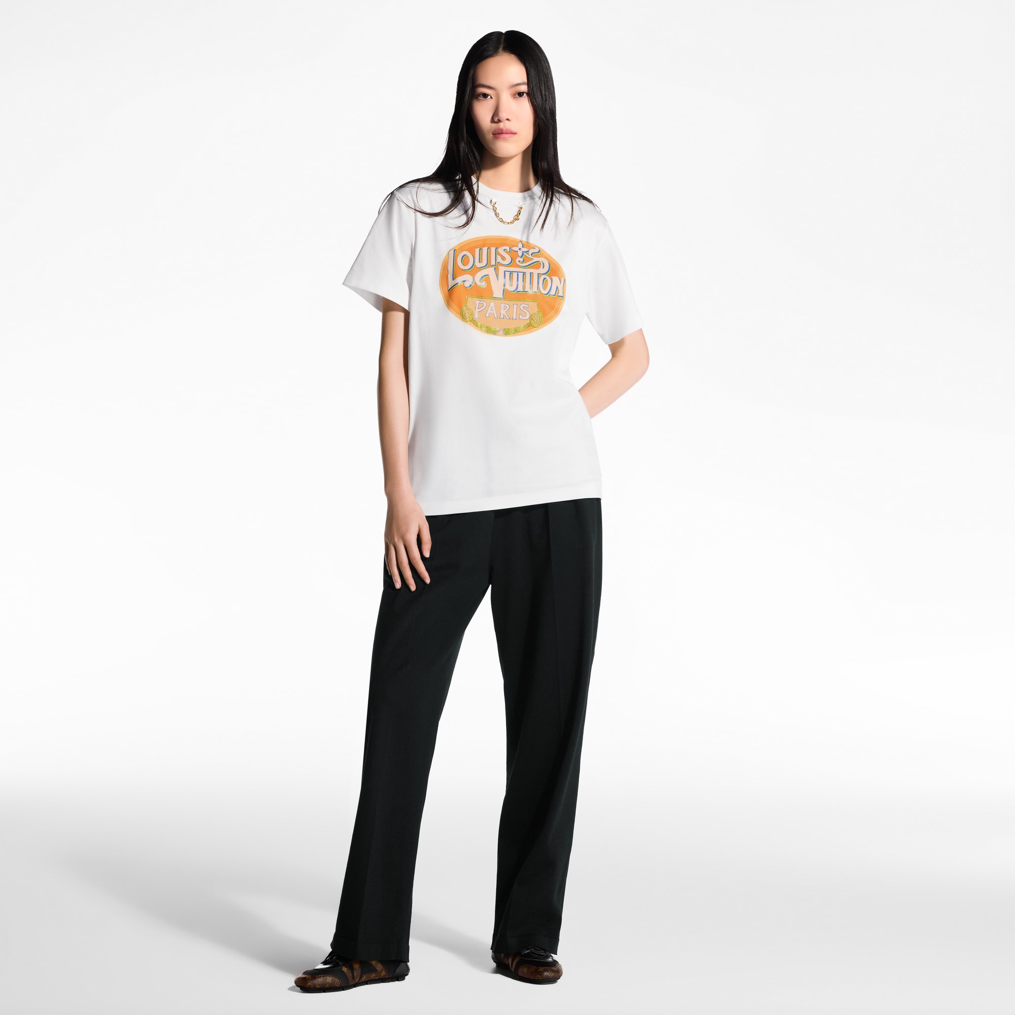T-Shirt mit Motiv aus Reise-Patches und Louis Vuitton Paris Signatur  Damen Ready to Wear Tops | LOUIS VUITTON (Zoom)