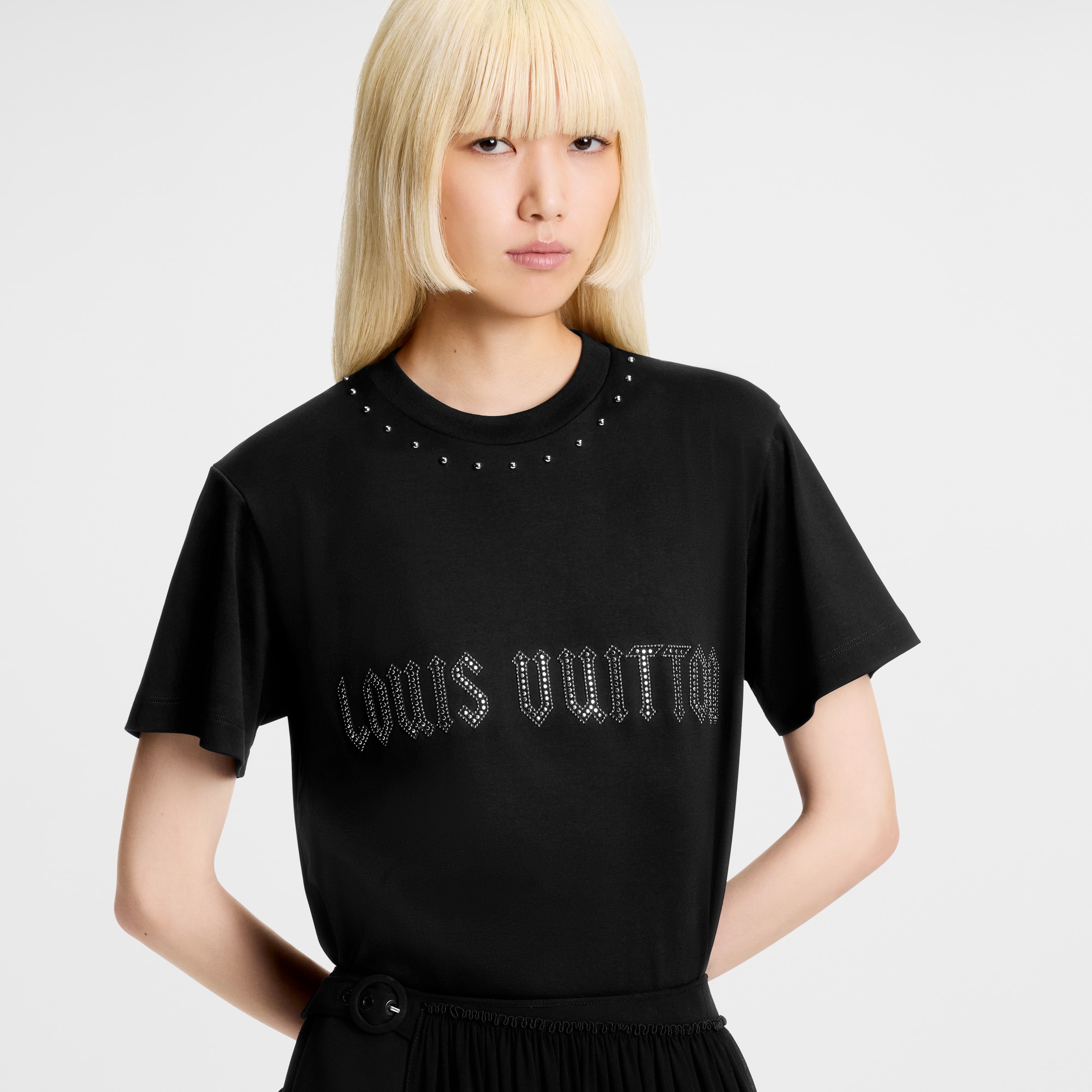T-Shirt mit Nieten und Monogram-Blüte  Damen Ready to Wear Tops | LOUIS VUITTON (Zoom)