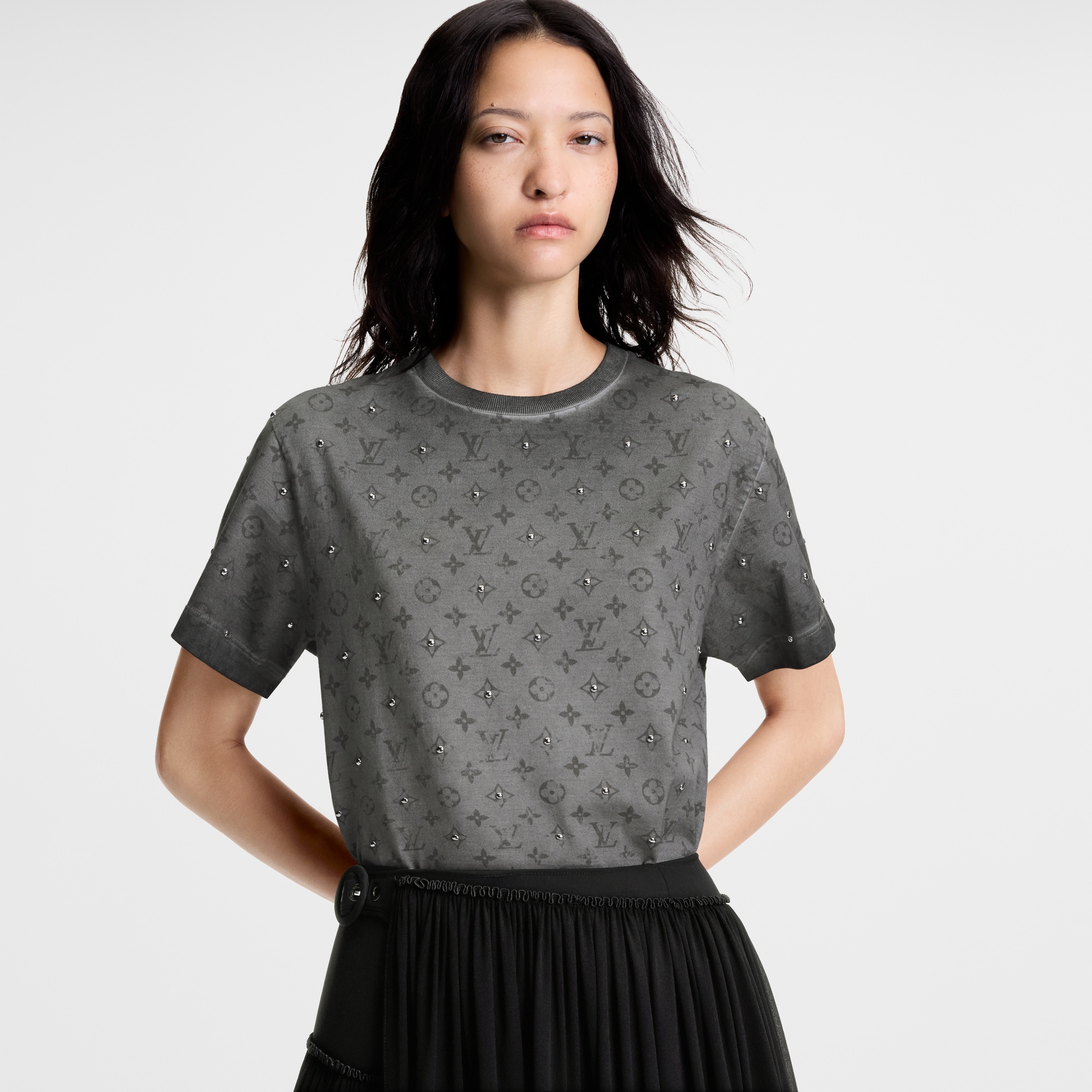 T-Shirt mit Nieten und Monogram-Motiv  Damen Ready to Wear Tops | LOUIS VUITTON (Zoom)