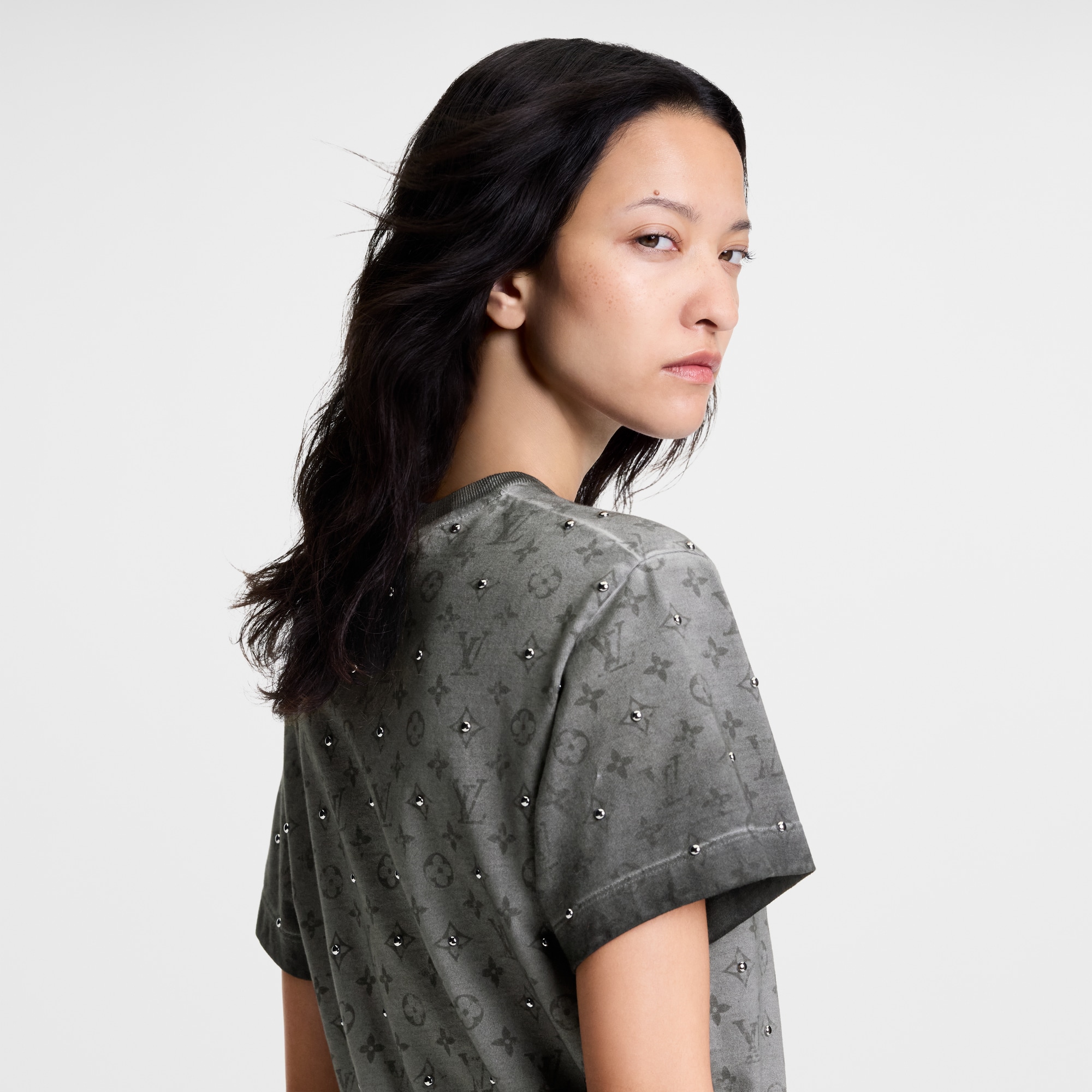 T-Shirt mit Nieten und Monogram-Motiv  Damen Ready to Wear Tops | LOUIS VUITTON (Zoom)