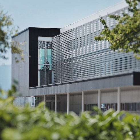 Tambour, Automatikuhrwerk, 40 mm, Edelstahl Uhren Alle Uhren } | LOUIS VUITTON