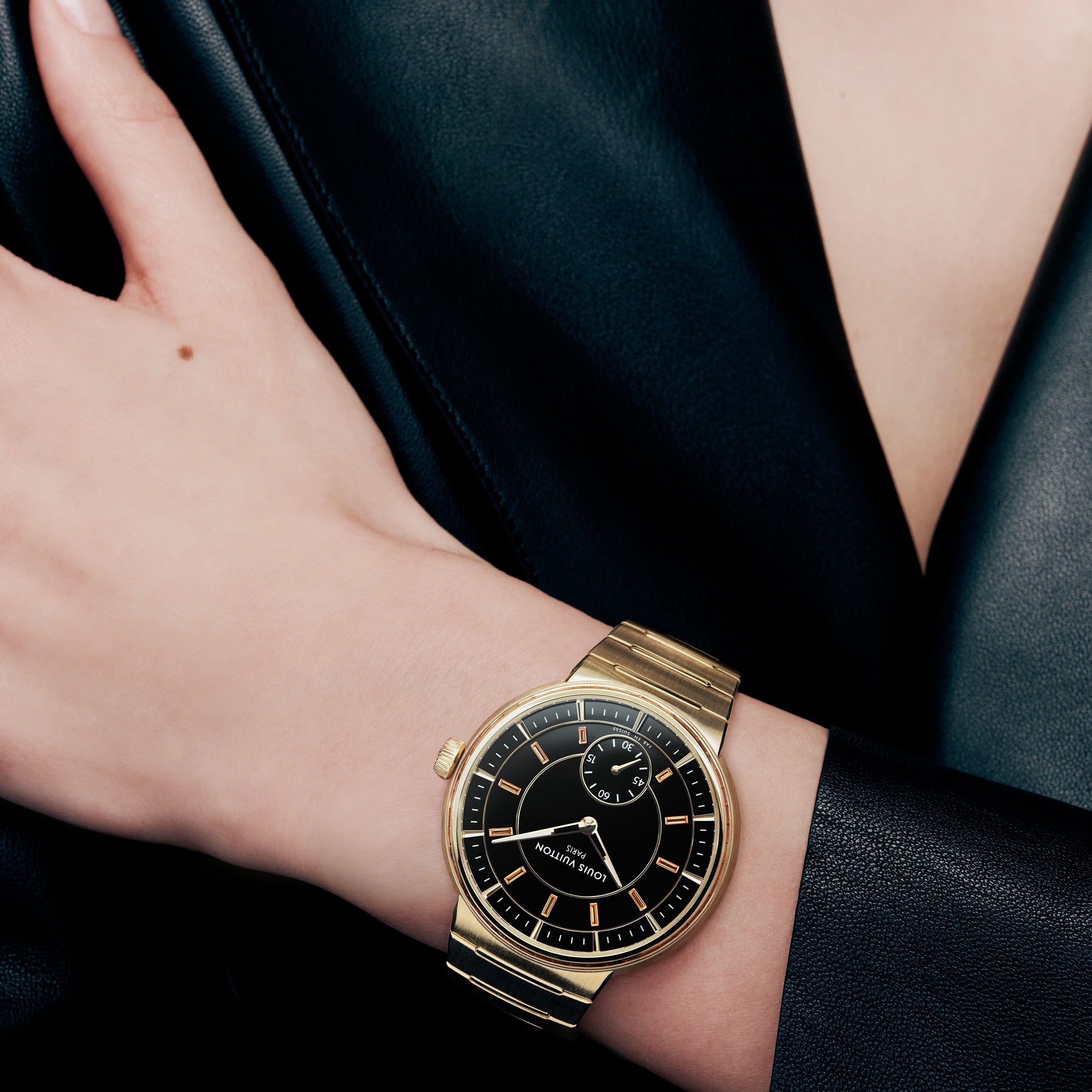 Tambour, Automatikuhrwerk, 40 mm, Gelbgold, Onyx, Saphire  Uhren Alle Uhren } | LOUIS VUITTON (Zoom)