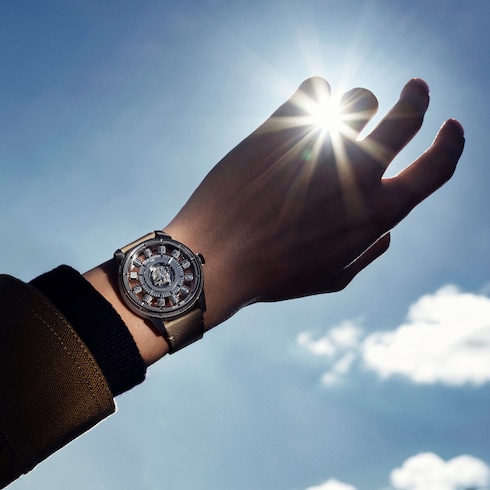 Tambour Spin Time Air Flying Tourbillon, Automatikuhrwerk, 42,5 mm, Weißgold Uhren Alle Uhren } | LOUIS VUITTON
